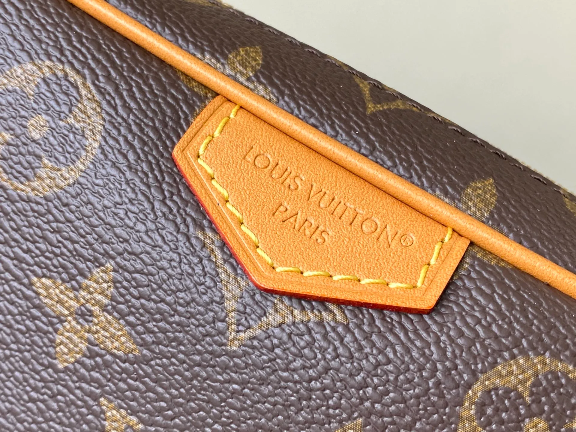 💰900 Top Original Order M14058 Trocadero mini handbag is made of Monogram canvas, vintage cow leather trim and reinforced front corners. It pays tribute to Louis Vuitton's legendary history and combines retro charm with exquisite modernity. The design is inspired by Louis Vuitton's cross-body bags designed in the 1980s and features a removable and adjustable shoulder strap. Dimensions: 20 × 13 × 6.5 cm