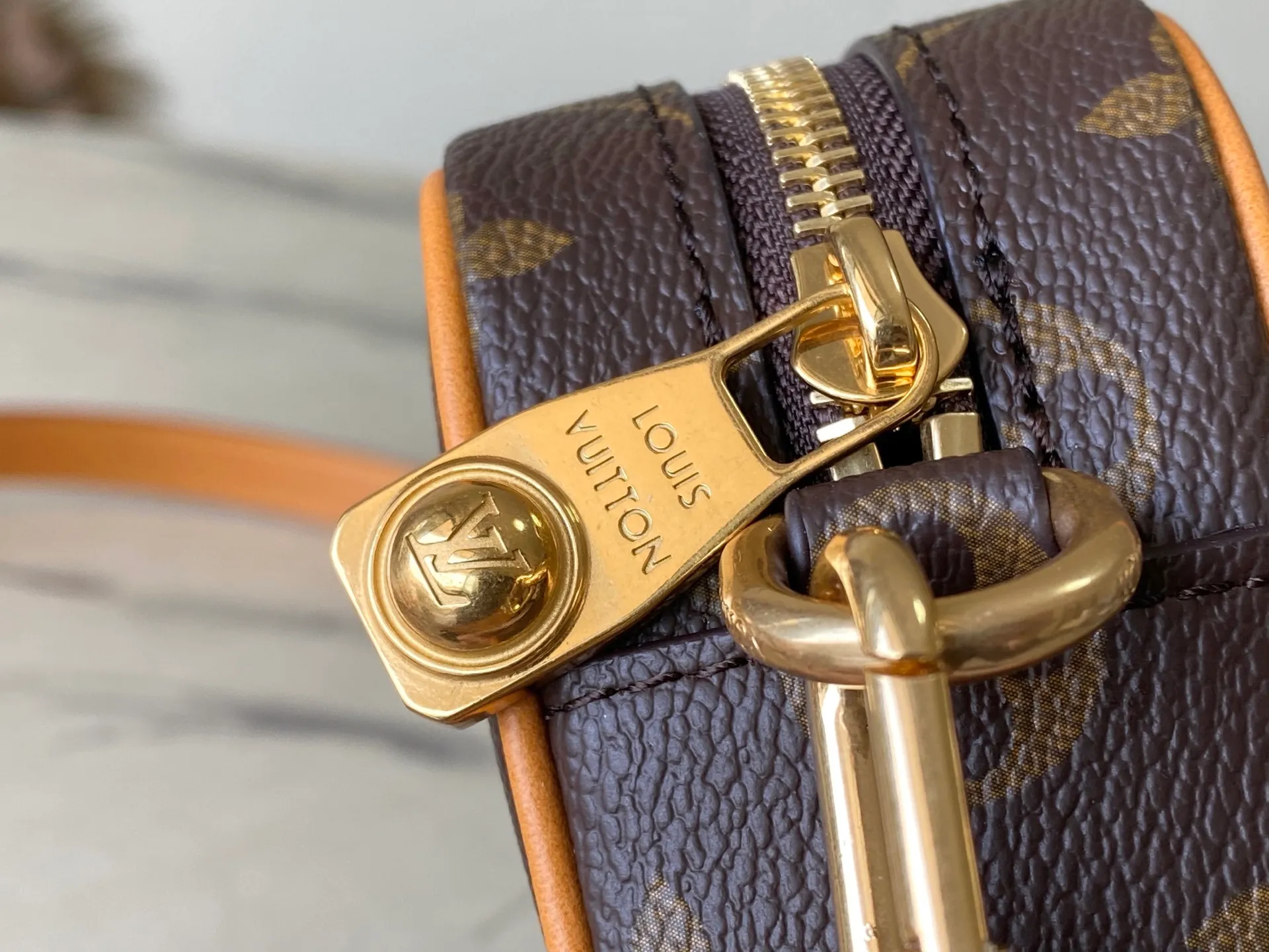 💰900 Top Original Order M14058 Trocadero mini handbag is made of Monogram canvas, vintage cow leather trim and reinforced front corners. It pays tribute to Louis Vuitton's legendary history and combines retro charm with exquisite modernity. The design is inspired by Louis Vuitton's cross-body bags designed in the 1980s and features a removable and adjustable shoulder strap. Dimensions: 20 × 13 × 6.5 cm