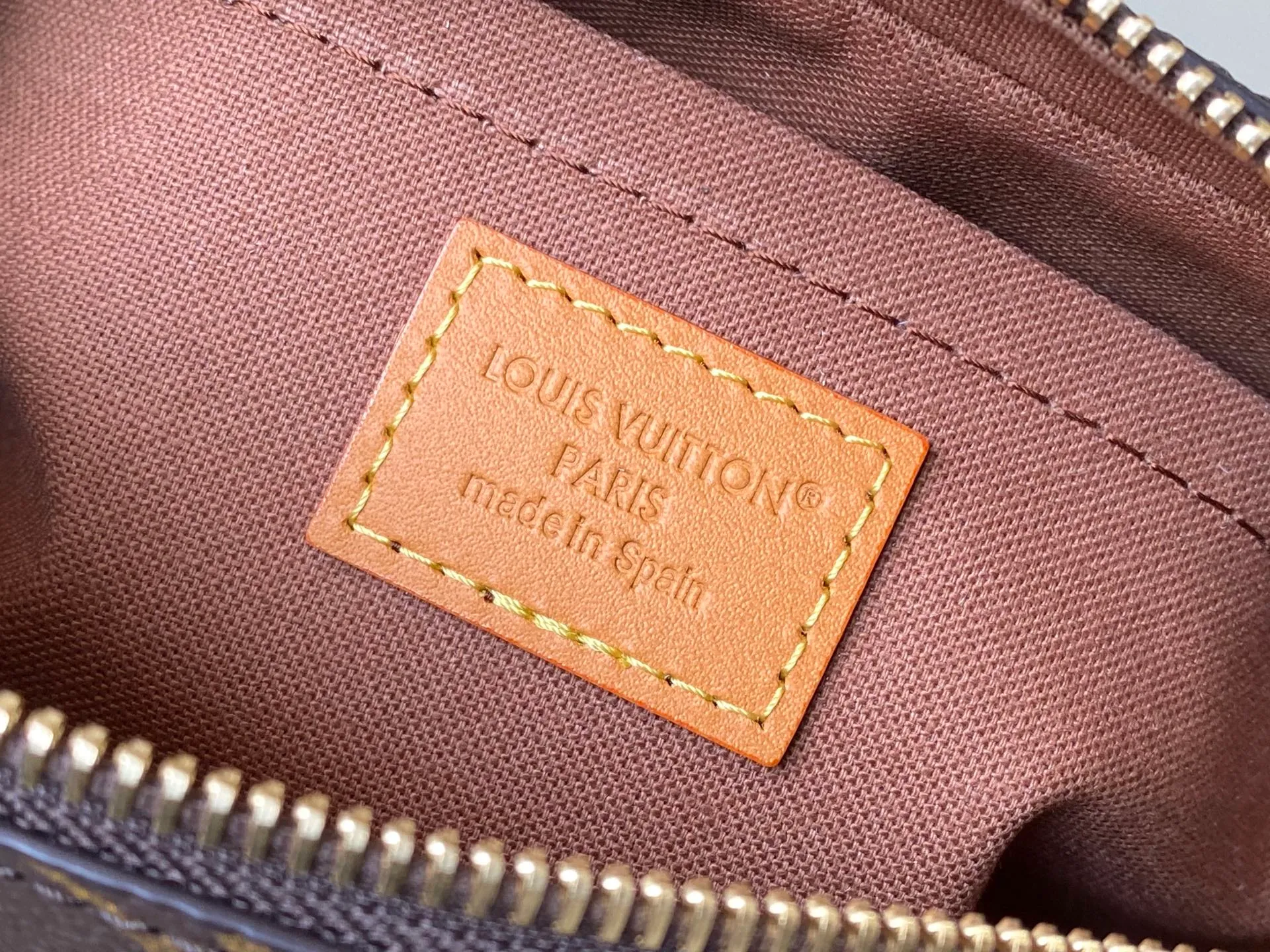 💰900 Top Original Order M14058 Trocadero mini handbag is made of Monogram canvas, vintage cow leather trim and reinforced front corners. It pays tribute to Louis Vuitton's legendary history and combines retro charm with exquisite modernity. The design is inspired by Louis Vuitton's cross-body bags designed in the 1980s and features a removable and adjustable shoulder strap. Dimensions: 20 × 13 × 6.5 cm