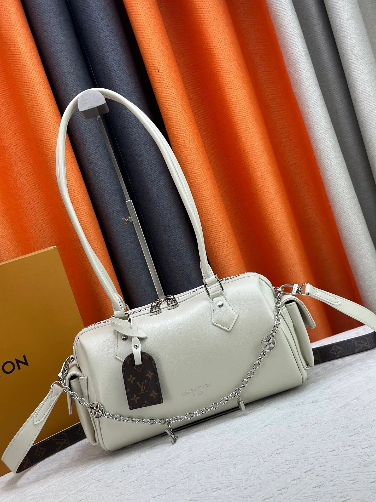 P300 Upgraded original M12934 M12965 This Speedy Cargo handbag is from the LV Vibe series, renovating the classic design of the 1930s with avant-garde touches. The glossy sheepskin body is embellished with a Monogram address plate, paying tribute to the brand's long trunk-making heritage. Plenty of space to easily store your daily needs, and the detachable leather shoulder strap allows for a variety of carrying methods. Dimensions: 28 x 17 x 12 cm (LxHxW)