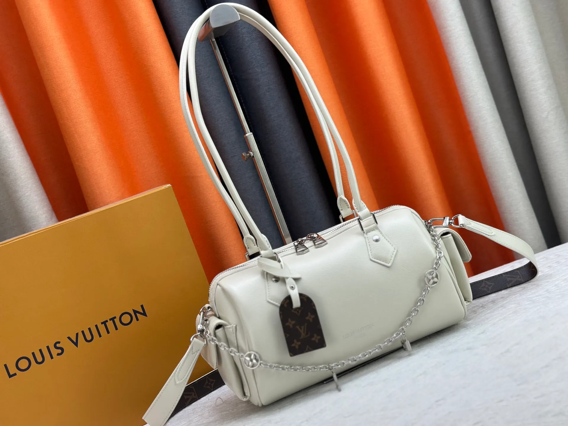 P300 Upgraded original M12934 M12965 This Speedy Cargo handbag is from the LV Vibe series, renovating the classic design of the 1930s with avant-garde touches. The glossy sheepskin body is embellished with a Monogram address plate, paying tribute to the brand's long trunk-making heritage. Plenty of space to easily store your daily needs, and the detachable leather shoulder strap allows for a variety of carrying methods. Dimensions: 28 x 17 x 12 cm (LxHxW)