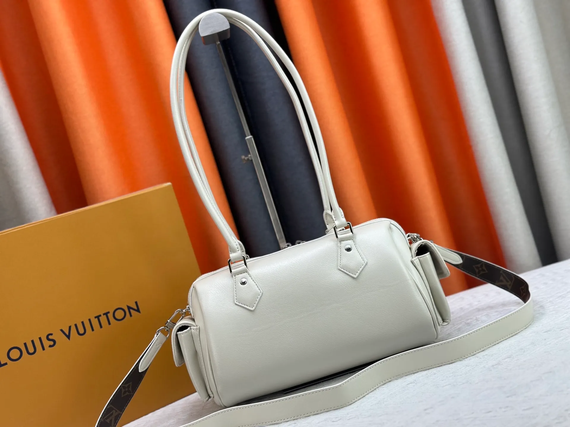 P300 Upgraded original M12934 M12965 This Speedy Cargo handbag is from the LV Vibe series, renovating the classic design of the 1930s with avant-garde touches. The glossy sheepskin body is embellished with a Monogram address plate, paying tribute to the brand's long trunk-making heritage. Plenty of space to easily store your daily needs, and the detachable leather shoulder strap allows for a variety of carrying methods. Dimensions: 28 x 17 x 12 cm (LxHxW)