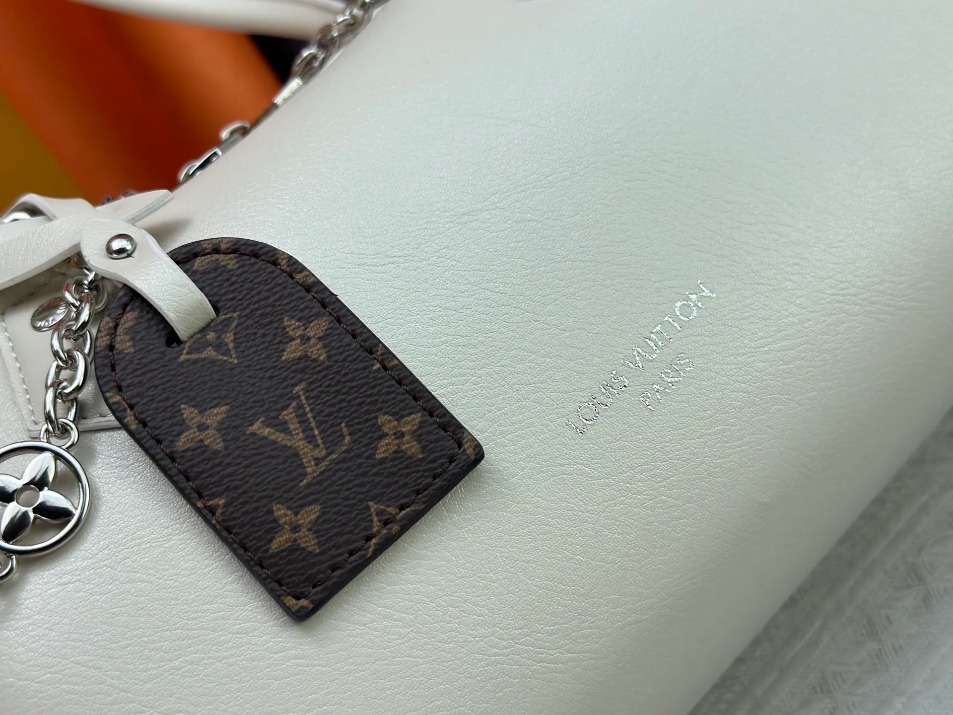 P300 Upgraded original M12934 M12965 This Speedy Cargo handbag is from the LV Vibe series, renovating the classic design of the 1930s with avant-garde touches. The glossy sheepskin body is embellished with a Monogram address plate, paying tribute to the brand's long trunk-making heritage. Plenty of space to easily store your daily needs, and the detachable leather shoulder strap allows for a variety of carrying methods. Dimensions: 28 x 17 x 12 cm (LxHxW)