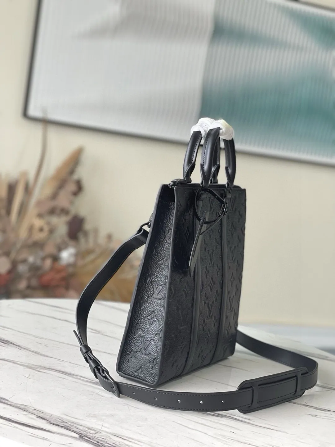 💰1080 (top-grain leather) Top original order M59960 The new Sac Plat Cross handbag is modeled on the classic Sac Plat handbag. It is made of gorgeous Taurillon leather, combined with exquisite details such as leather reinforcement straps and name brands, and is equipped with a wide-mouth zipper closure. The detachable shoulder strap allows for multiple carrying options. Dimensions: 26 x 28.5 x 6 cm
