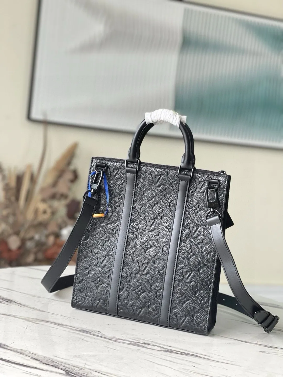 💰1080 (top-grain leather) Top original order M59960 The new Sac Plat Cross handbag is modeled on the classic Sac Plat handbag. It is made of gorgeous Taurillon leather, combined with exquisite details such as leather reinforcement straps and name brands, and is equipped with a wide-mouth zipper closure. The detachable shoulder strap allows for multiple carrying options. Dimensions: 26 x 28.5 x 6 cm