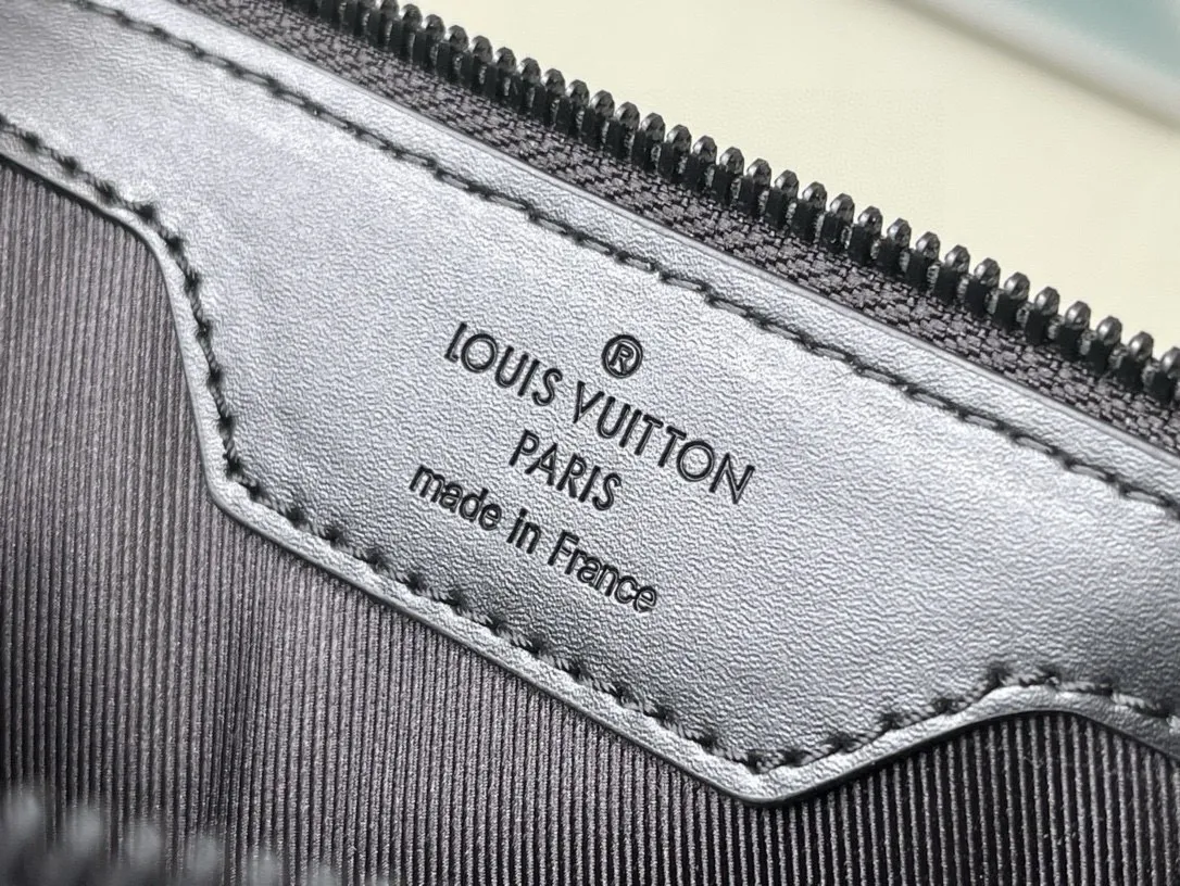 💰1080 (top-grain leather) Top original order M59960 The new Sac Plat Cross handbag is modeled on the classic Sac Plat handbag. It is made of gorgeous Taurillon leather, combined with exquisite details such as leather reinforcement straps and name brands, and is equipped with a wide-mouth zipper closure. The detachable shoulder strap allows for multiple carrying options. Dimensions: 26 x 28.5 x 6 cm