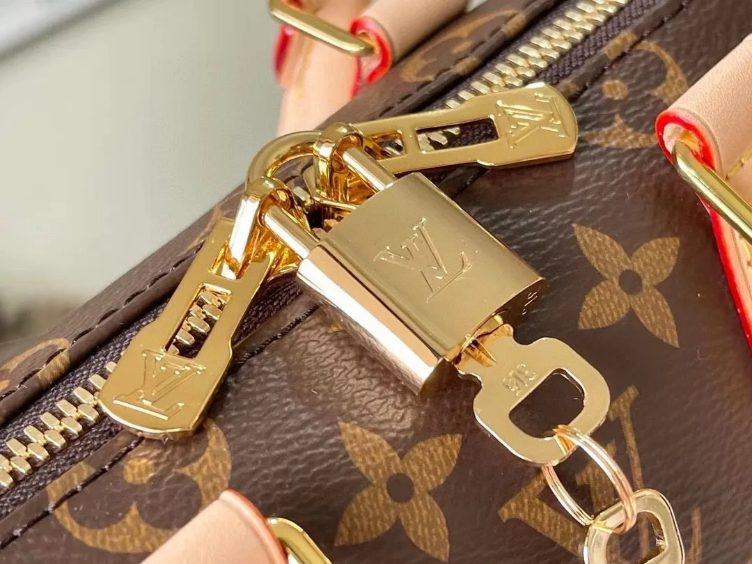 💰800 Top Original Order M46234 This Speedy Bandoulière 20 handbag is made of Monogram canvas, cow leather trim and fabric lining. It continues the classic design of Speedy travel bag in a compact size, with rolled leather handles and detachable and adjustable fabric shoulder straps embellished with brand logo texture. Dimensions: 20.5 x 13.5 x 12 cm.