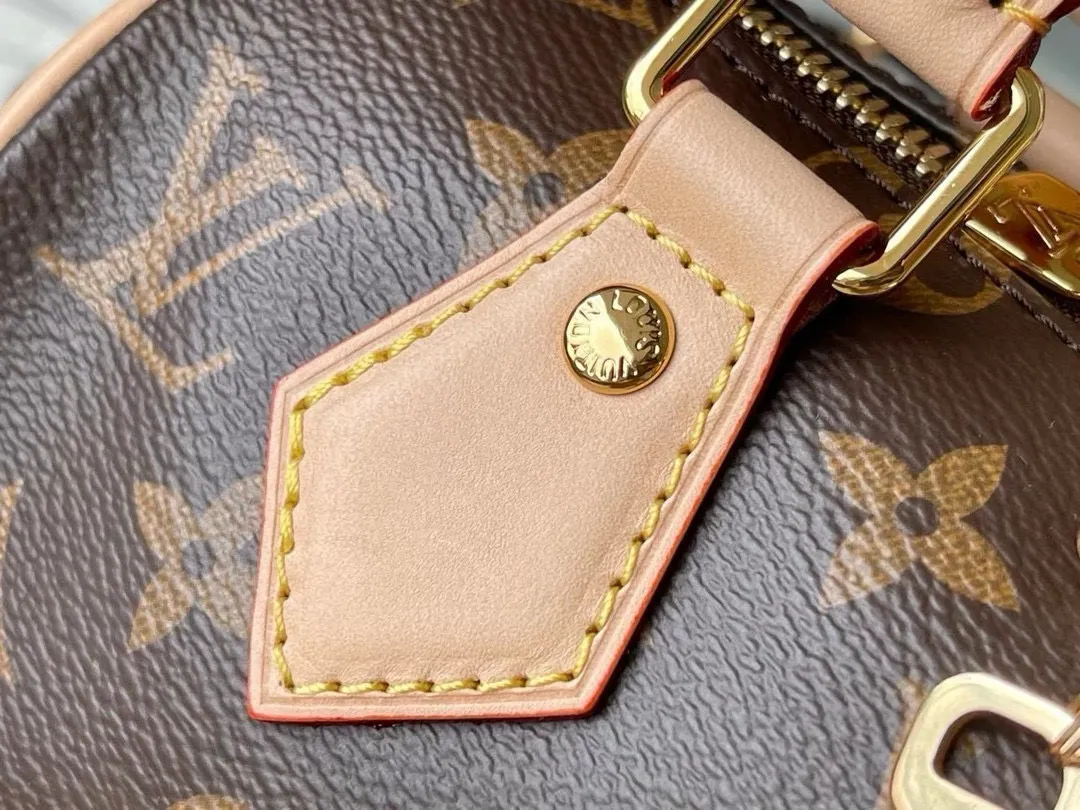 💰800 Top Original Order M46234 This Speedy Bandoulière 20 handbag is made of Monogram canvas, cow leather trim and fabric lining. It continues the classic design of Speedy travel bag in a compact size, with rolled leather handles and detachable and adjustable fabric shoulder straps embellished with brand logo texture. Dimensions: 20.5 x 13.5 x 12 cm.