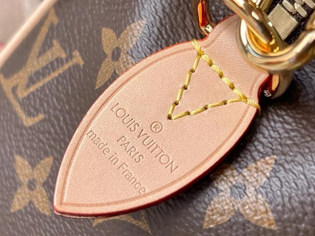 💰800 Top Original Order M46234 This Speedy Bandoulière 20 handbag is made of Monogram canvas, cow leather trim and fabric lining. It continues the classic design of Speedy travel bag in a compact size, with rolled leather handles and detachable and adjustable fabric shoulder straps embellished with brand logo texture. Dimensions: 20.5 x 13.5 x 12 cm.