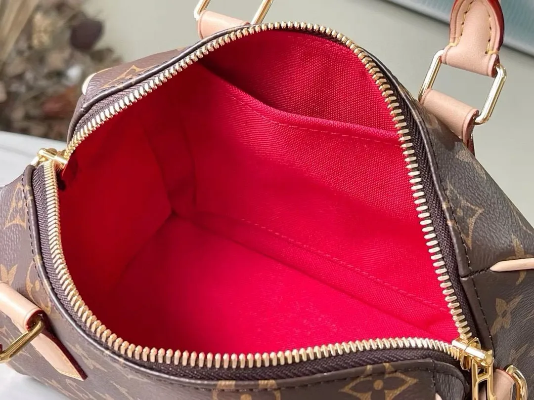 💰800 Top Original Order M46234 This Speedy Bandoulière 20 handbag is made of Monogram canvas, cow leather trim and fabric lining. It continues the classic design of Speedy travel bag in a compact size, with rolled leather handles and detachable and adjustable fabric shoulder straps embellished with brand logo texture. Dimensions: 20.5 x 13.5 x 12 cm.