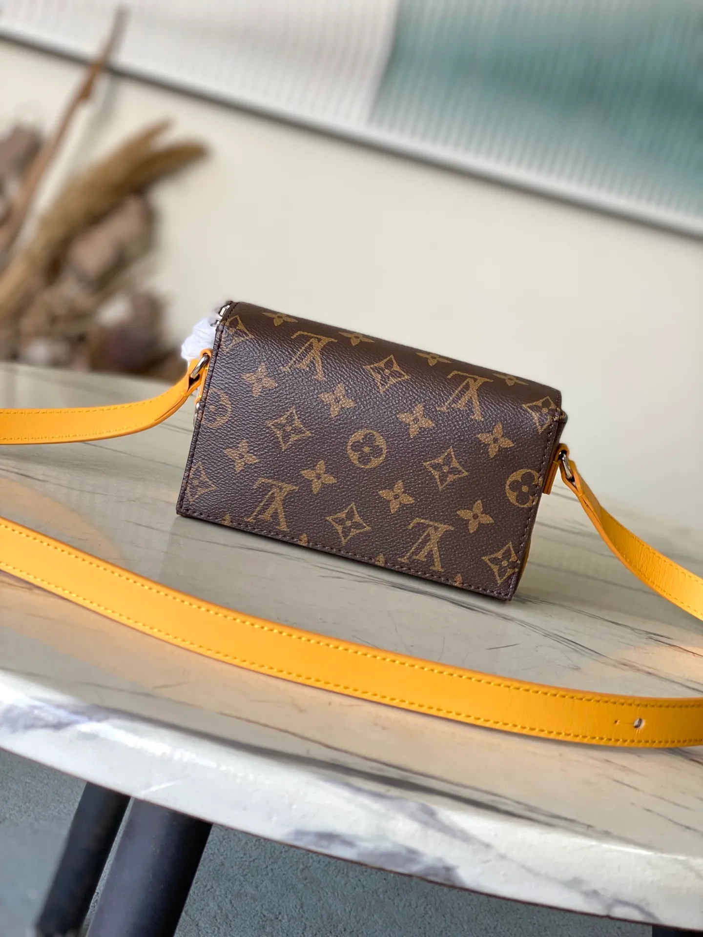 💰780 Top Original Order M12811 This Steamer mini handbag is made of Monogram Macassar coated canvas, with bright colors for the rounded corners, adjustable shoulder straps and striped fabric lining. The pin and chain closure continue the elements of the Steamer handbag. Dimensions: 18 × 11 × 6.5 cm