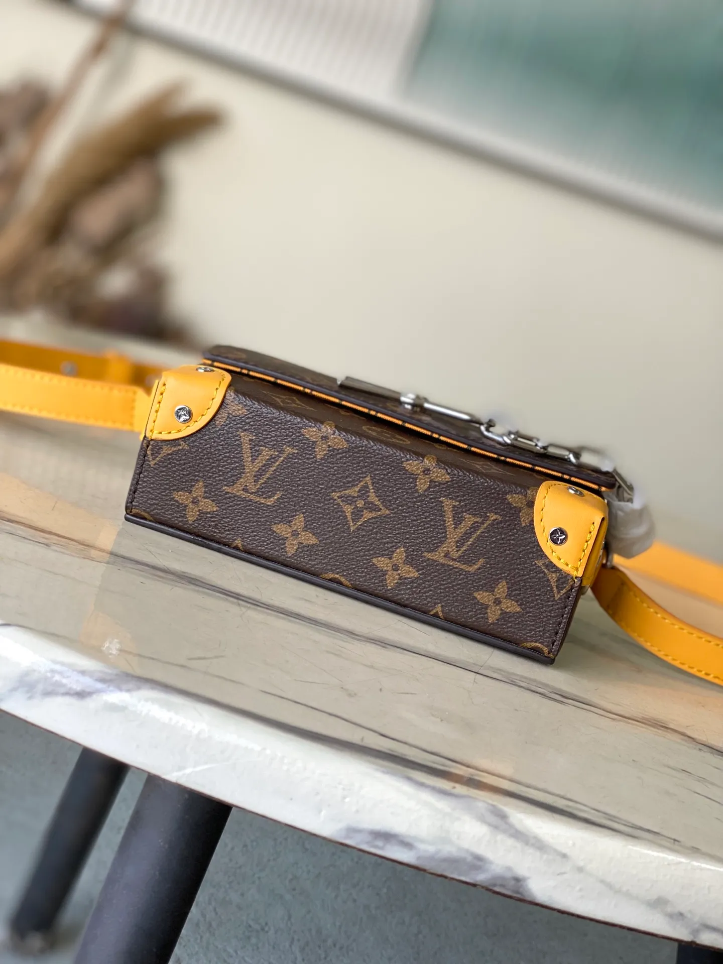 💰780 Top Original Order M12811 This Steamer mini handbag is made of Monogram Macassar coated canvas, with bright colors for the rounded corners, adjustable shoulder straps and striped fabric lining. The pin and chain closure continue the elements of the Steamer handbag. Dimensions: 18 × 11 × 6.5 cm