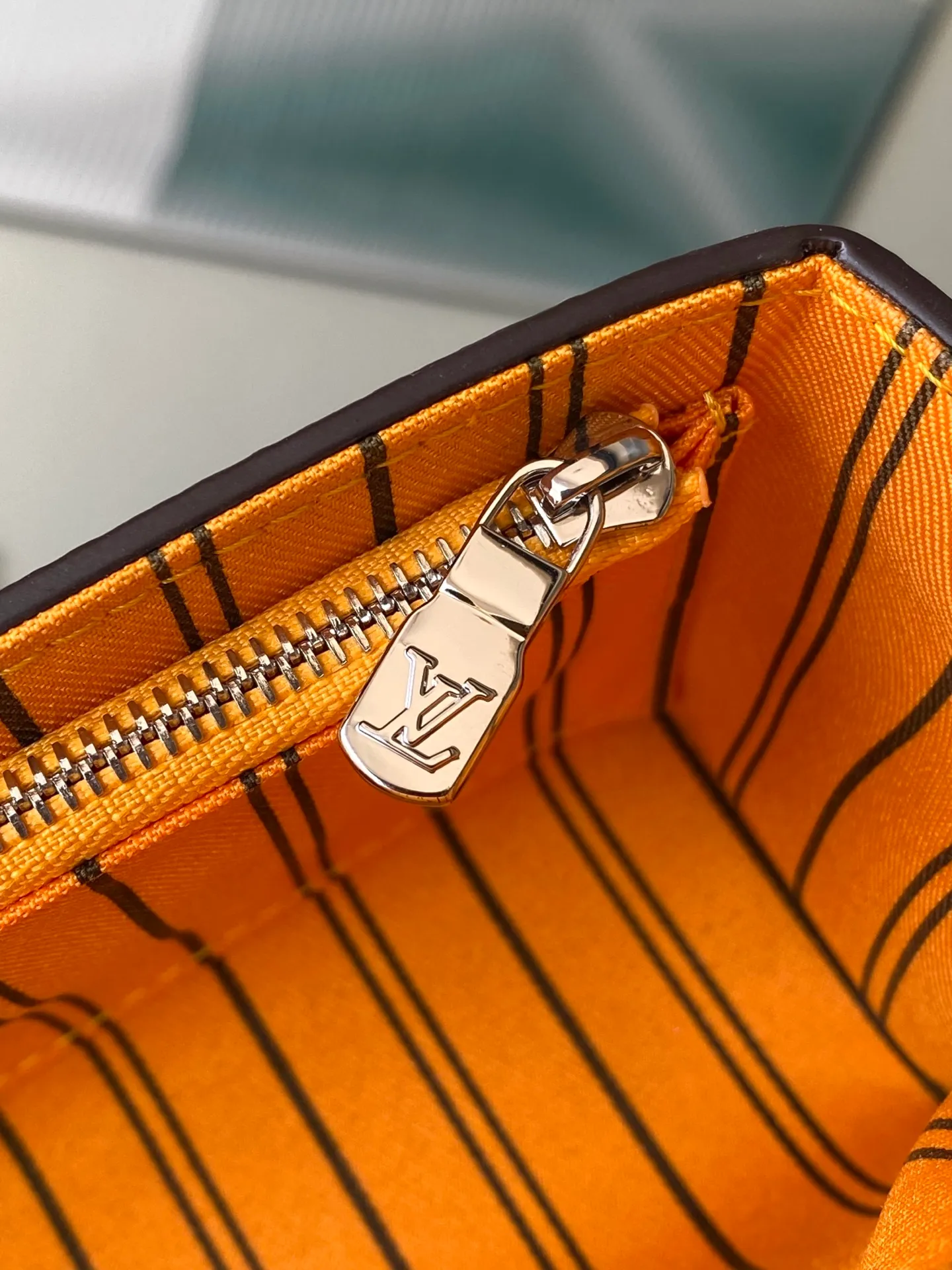 💰780 Top Original Order M12811 This Steamer mini handbag is made of Monogram Macassar coated canvas, with bright colors for the rounded corners, adjustable shoulder straps and striped fabric lining. The pin and chain closure continue the elements of the Steamer handbag. Dimensions: 18 × 11 × 6.5 cm