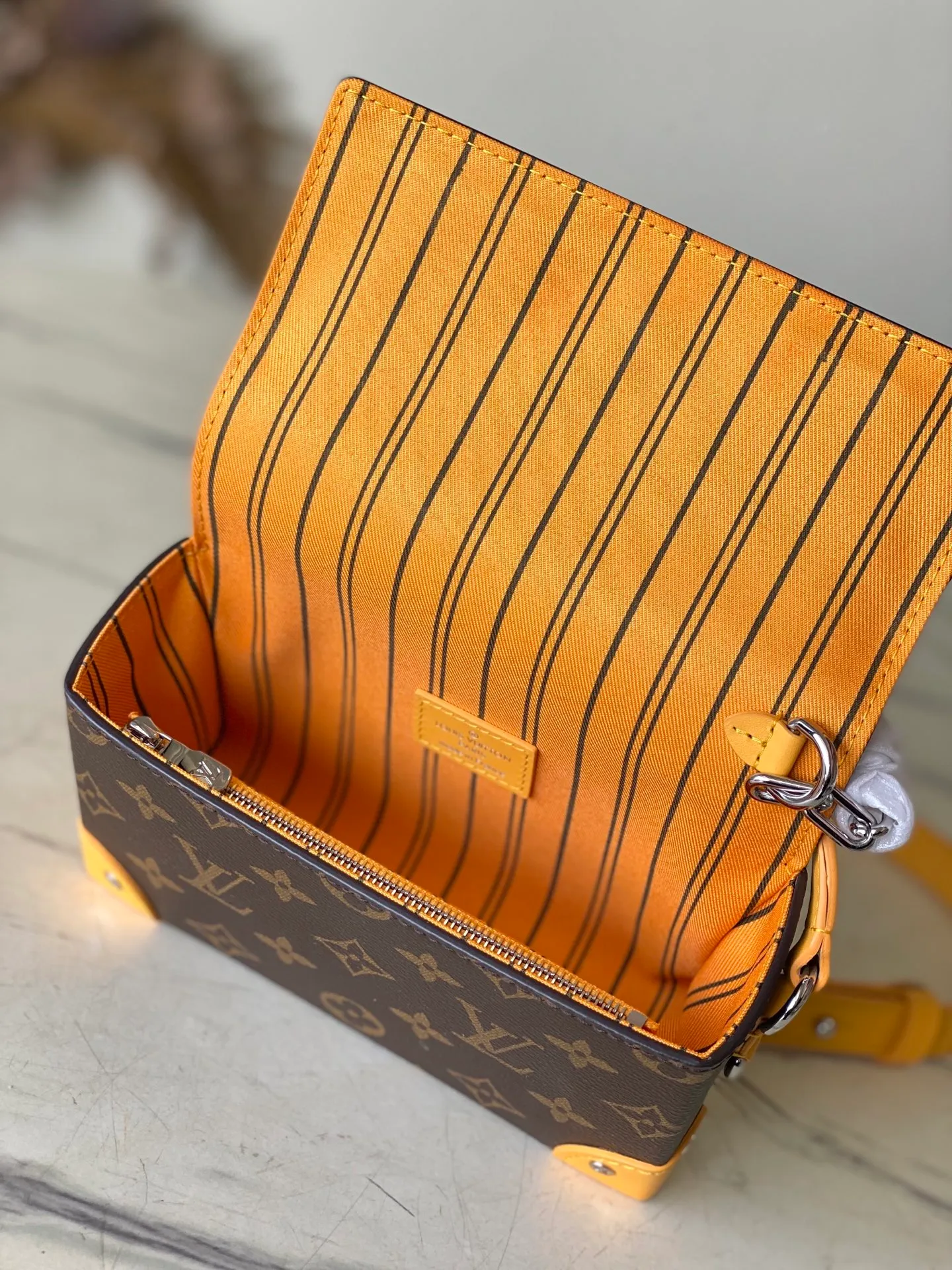 💰780 Top Original Order M12811 This Steamer mini handbag is made of Monogram Macassar coated canvas, with bright colors for the rounded corners, adjustable shoulder straps and striped fabric lining. The pin and chain closure continue the elements of the Steamer handbag. Dimensions: 18 × 11 × 6.5 cm