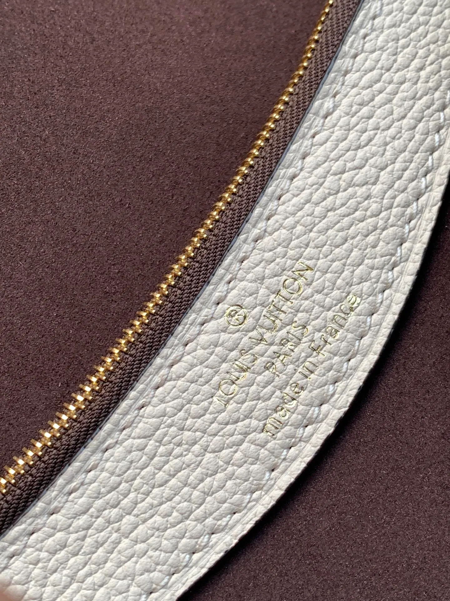 💰1100 (top layer leather) top original order transcoding chip custom first layer imported leather M47161 blue M46846 haze blue M46386 black M46388 off-white M46583 apricot silk screen This Diane handbag is based on Louis Vuitton's classic Monogram The Empreinte embossed leather has the brand logo woven into the detachable wide jacquard shoulder strap. In addition to the detachable leather shoulder strap, it adds a cross-body option, which can flexibly match the elegant style or the dynamic style. Dimensions: 23 × 16 × 8.5 cm