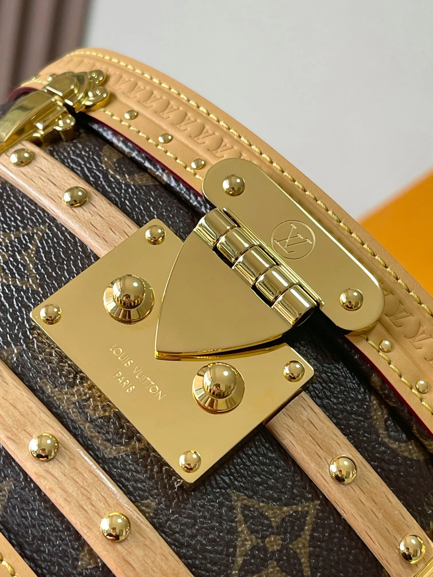 p3800 [Special grade MB chip version original leather] This ELLIS hard box handbag Model: M24843 presbyopia dynamic chip version Material: A-grade all-steel hardware, imported original fabric Packaging: full set of original duty-free MB packaging Size: 19.5 x 12 x11.5 cm
