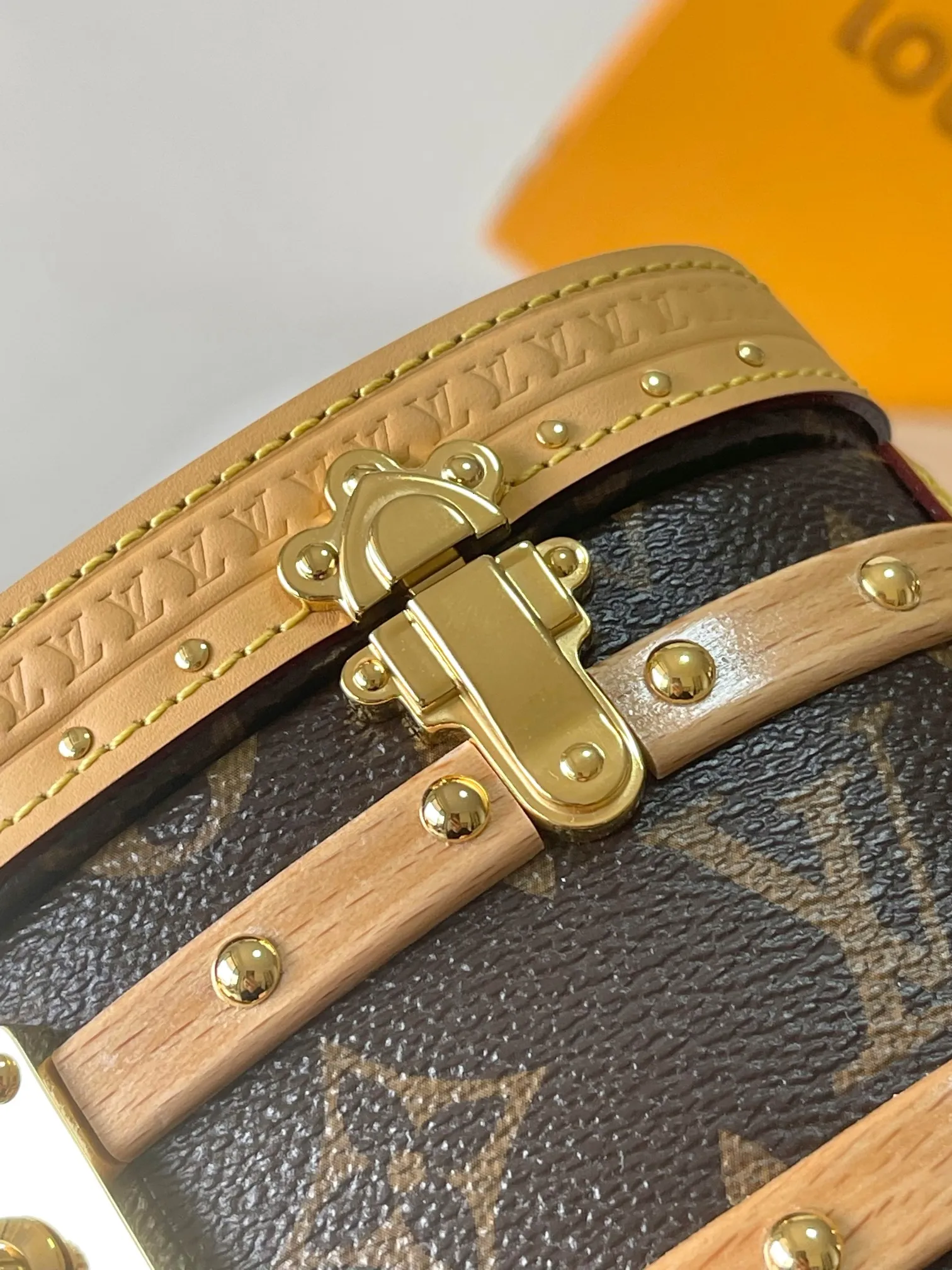 p3800 [Special grade MB chip version original leather] This ELLIS hard box handbag Model: M24843 presbyopia dynamic chip version Material: A-grade all-steel hardware, imported original fabric Packaging: full set of original duty-free MB packaging Size: 19.5 x 12 x11.5 cm