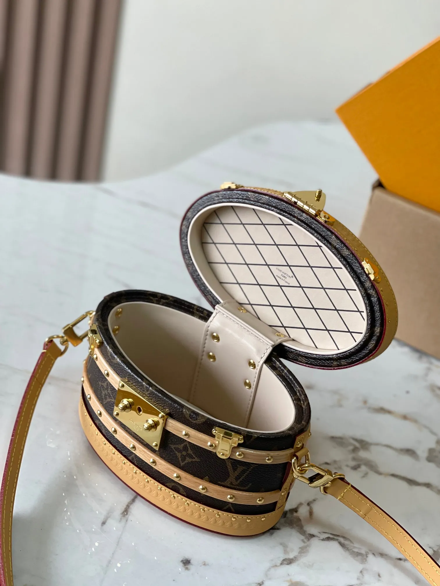 p3800 [Special grade MB chip version original leather] This ELLIS hard box handbag Model: M24843 presbyopia dynamic chip version Material: A-grade all-steel hardware, imported original fabric Packaging: full set of original duty-free MB packaging Size: 19.5 x 12 x11.5 cm
