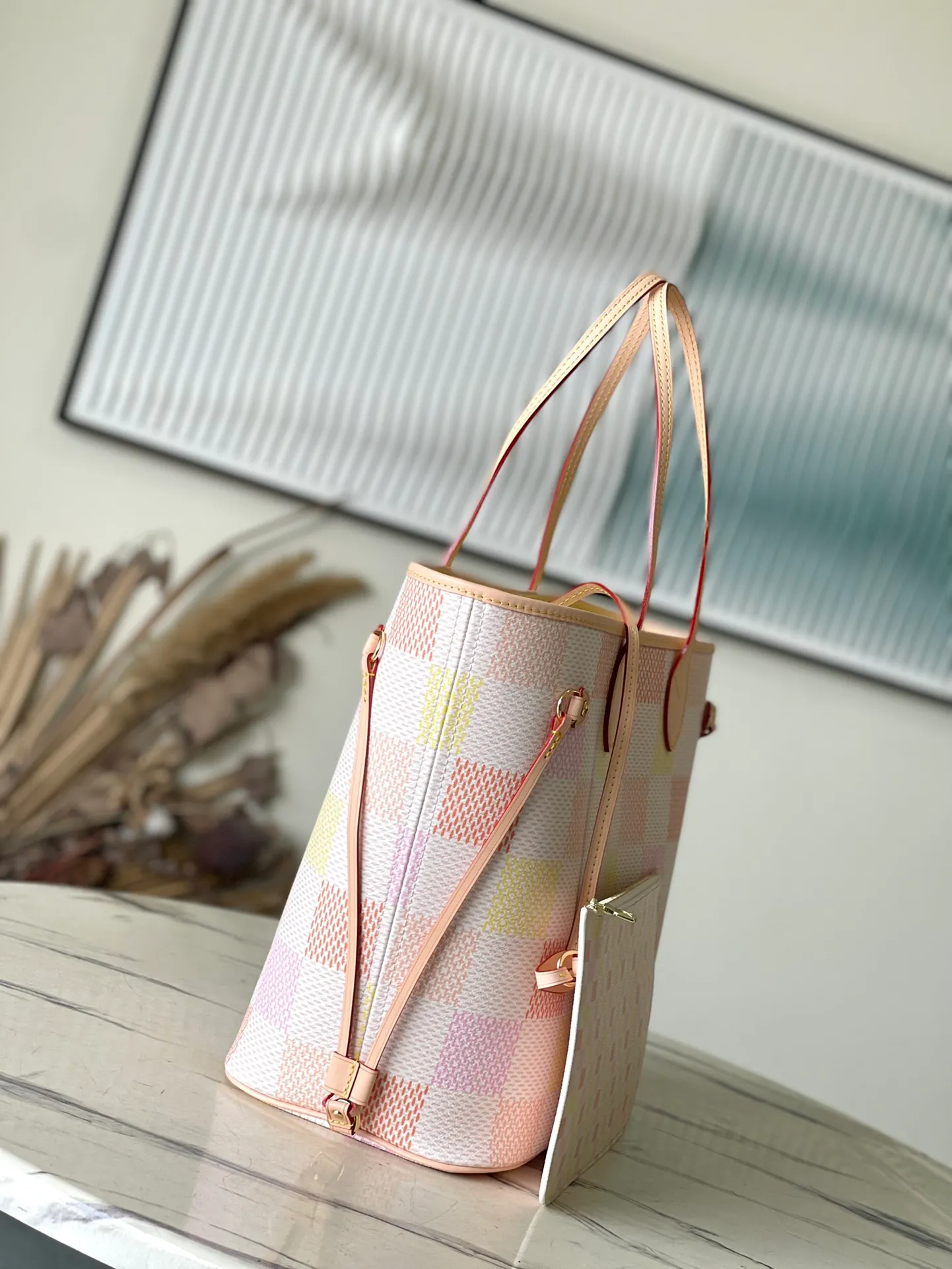 💰1140 Top original order N40668 This Neverfull medium handbag is made of Damier Giant canvas dyed in pastel colors, and the internal detachable zipper coin pocket is made of the same material. Loosen the straps on both sides to turn the compact shape into a casual tote. Dimensions: 31 × 28 × 14 cm