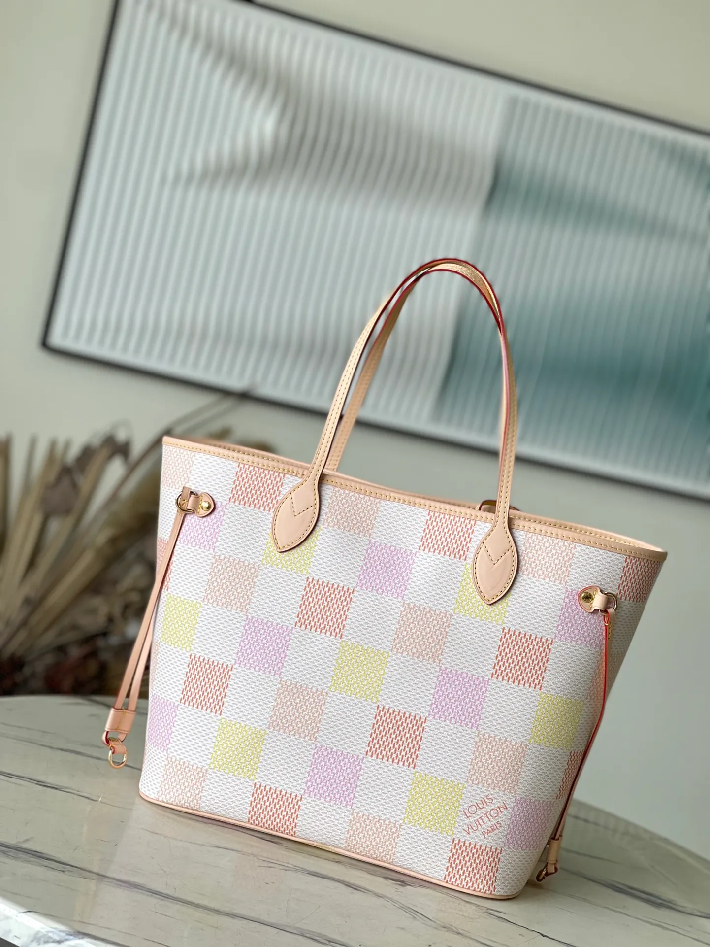 💰1140 Top original order N40668 This Neverfull medium handbag is made of Damier Giant canvas dyed in pastel colors, and the internal detachable zipper coin pocket is made of the same material. Loosen the straps on both sides to turn the compact shape into a casual tote. Dimensions: 31 × 28 × 14 cm
