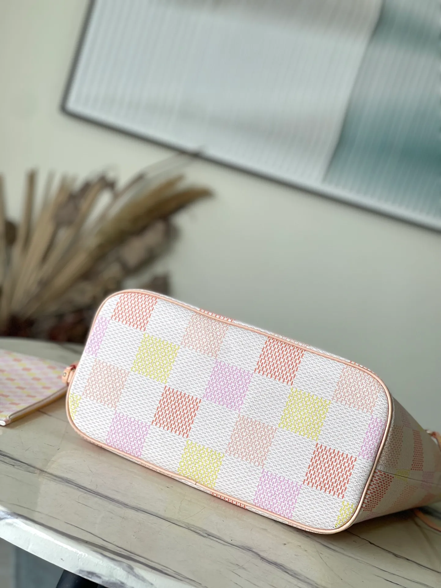 💰1140 Top original order N40668 This Neverfull medium handbag is made of Damier Giant canvas dyed in pastel colors, and the internal detachable zipper coin pocket is made of the same material. Loosen the straps on both sides to turn the compact shape into a casual tote. Dimensions: 31 × 28 × 14 cm