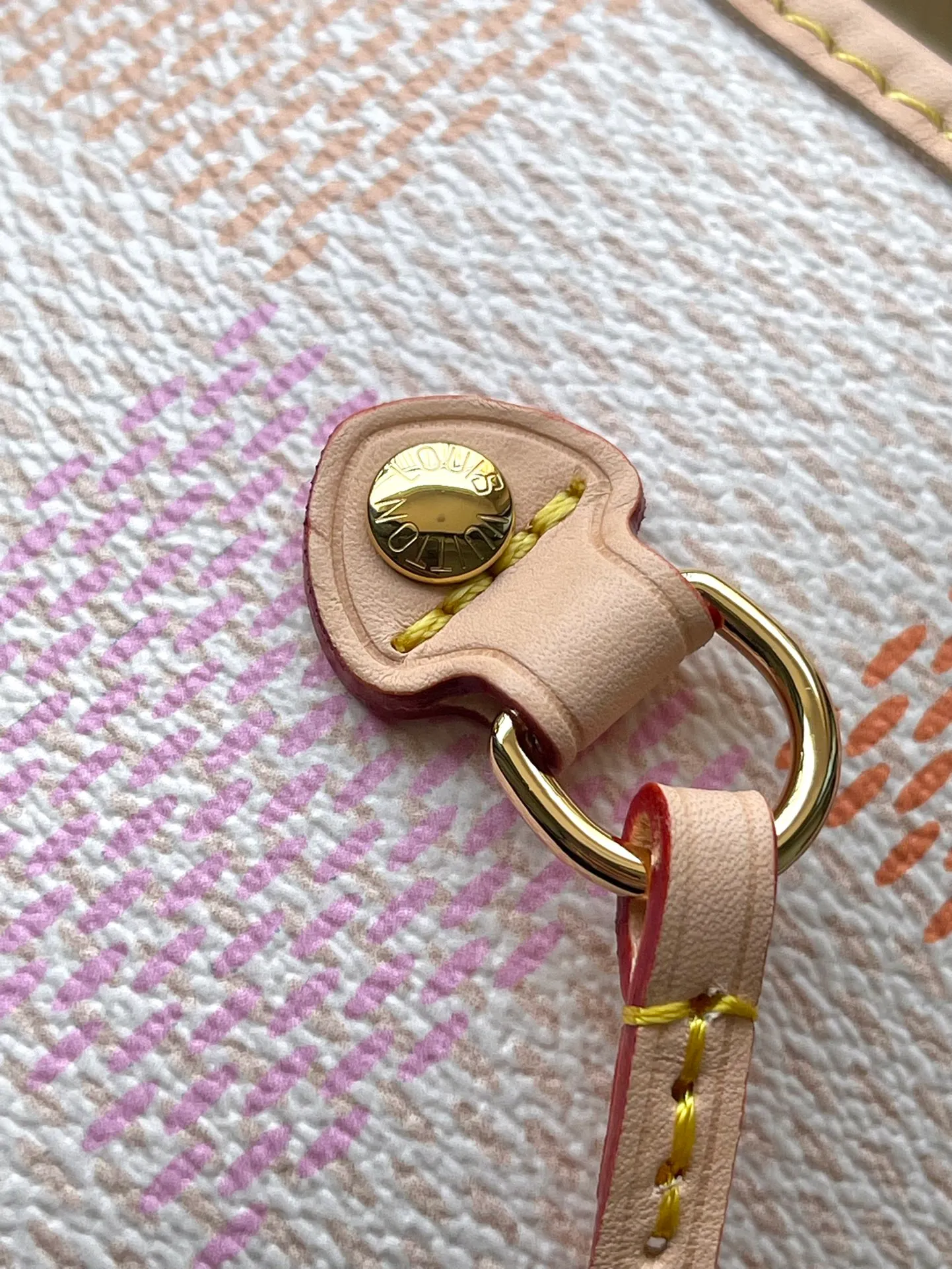 💰1140 Top original order N40668 This Neverfull medium handbag is made of Damier Giant canvas dyed in pastel colors, and the internal detachable zipper coin pocket is made of the same material. Loosen the straps on both sides to turn the compact shape into a casual tote. Dimensions: 31 × 28 × 14 cm