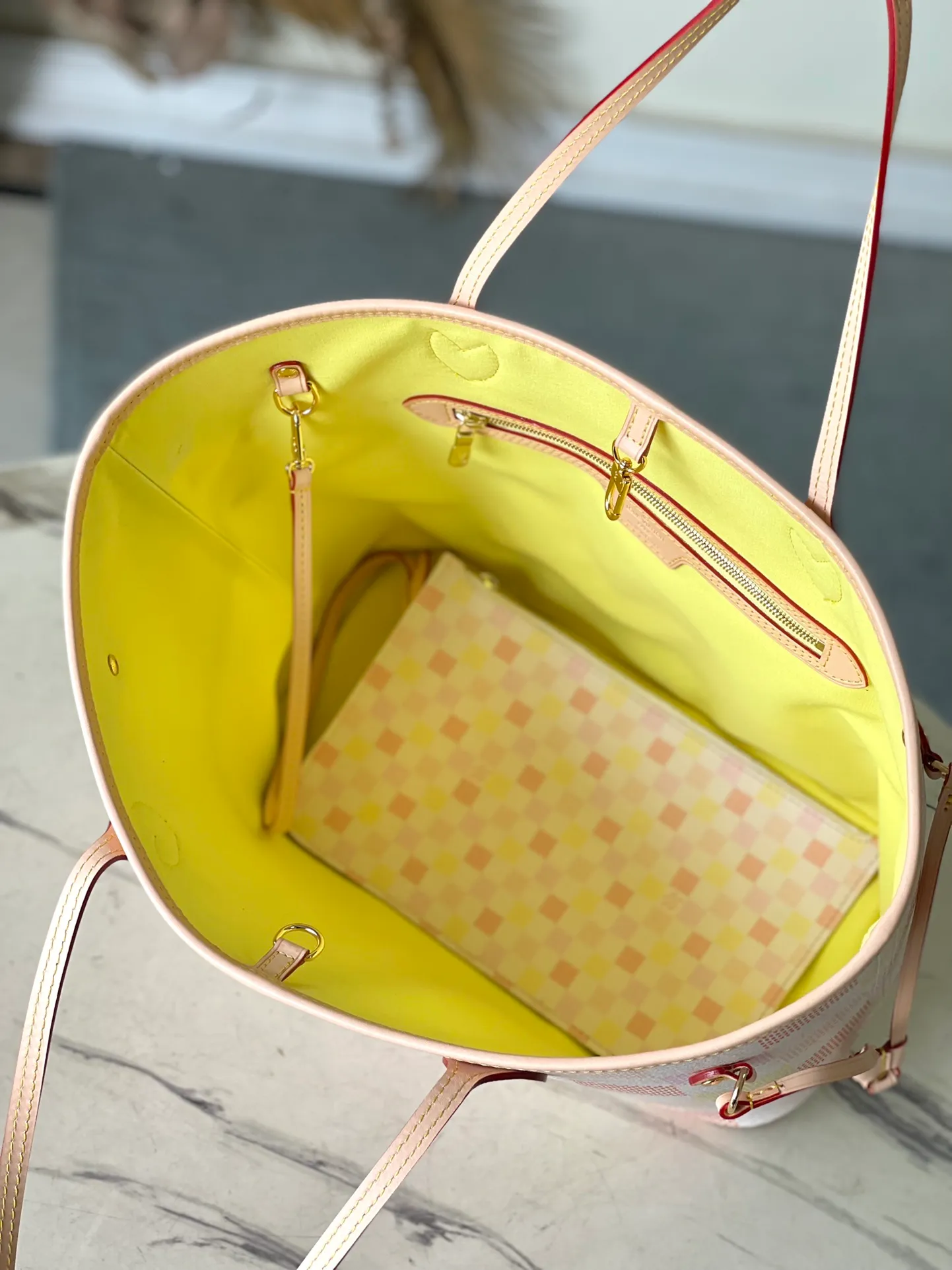 💰1140 Top original order N40668 This Neverfull medium handbag is made of Damier Giant canvas dyed in pastel colors, and the internal detachable zipper coin pocket is made of the same material. Loosen the straps on both sides to turn the compact shape into a casual tote. Dimensions: 31 × 28 × 14 cm
