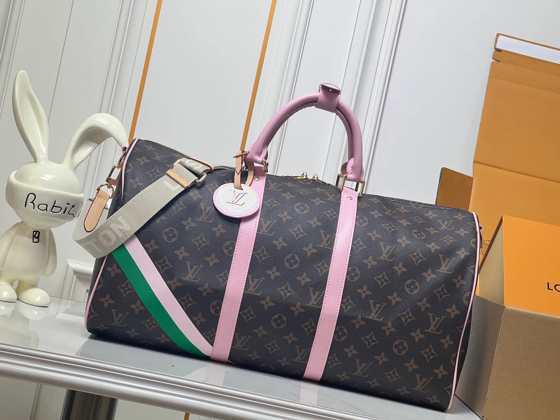 Batch 440💰M25822 M41416 This Keepall Bandouliere 45 travel bag is from the tennis series. It is a Monogram canvas bag decorated with colorful stripes and LV tennis-shaped decoration, with bright leather details. The carry-on size includes plenty of space, and the detachable shoulder strap makes it easy to carry on the shoulder or cross-body. Size: 45x27x20cm