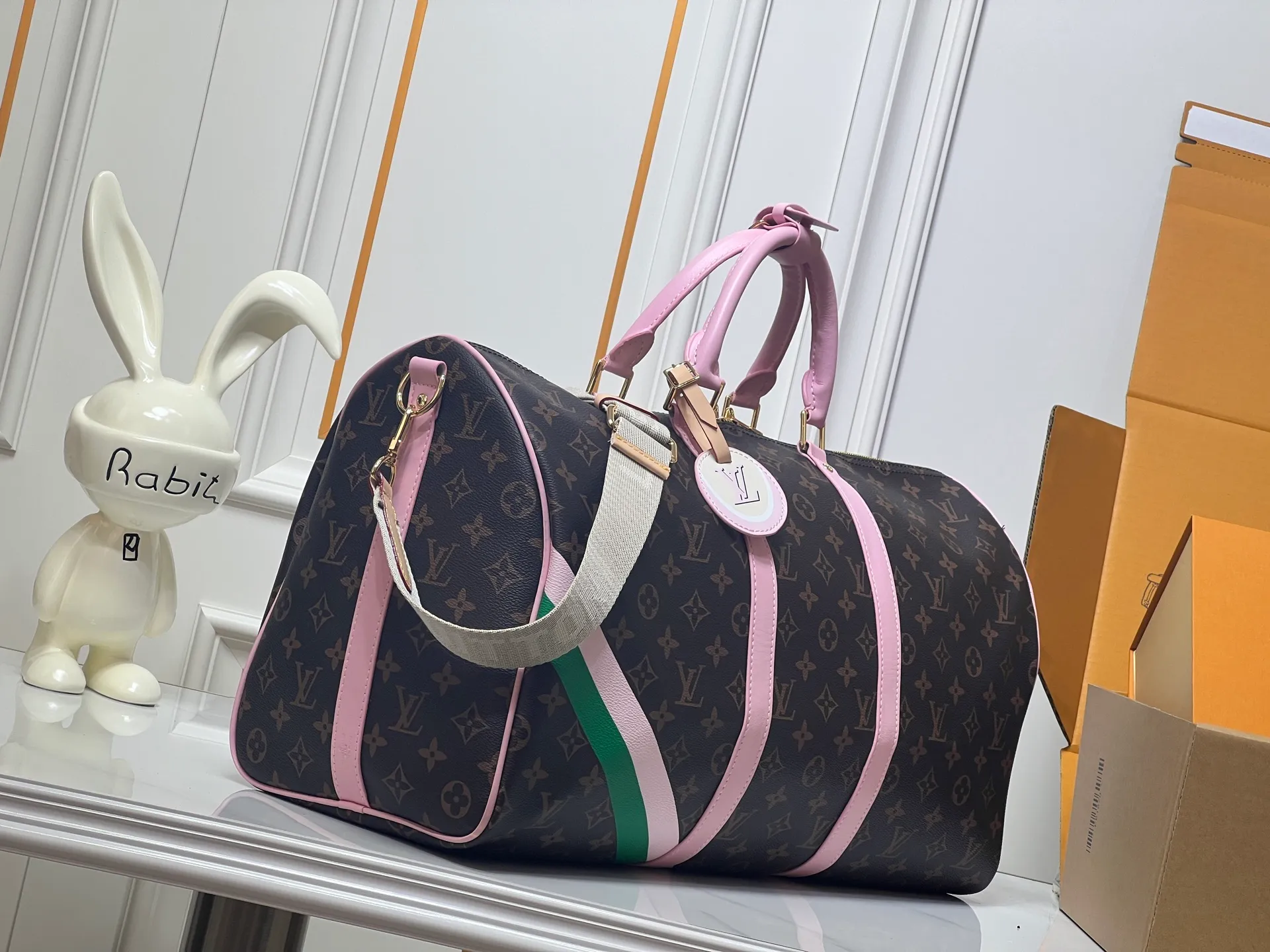 Batch 440💰M25822 M41416 This Keepall Bandouliere 45 travel bag is from the tennis series. It is a Monogram canvas bag decorated with colorful stripes and LV tennis-shaped decoration, with bright leather details. The carry-on size includes plenty of space, and the detachable shoulder strap makes it easy to carry on the shoulder or cross-body. Size: 45x27x20cm