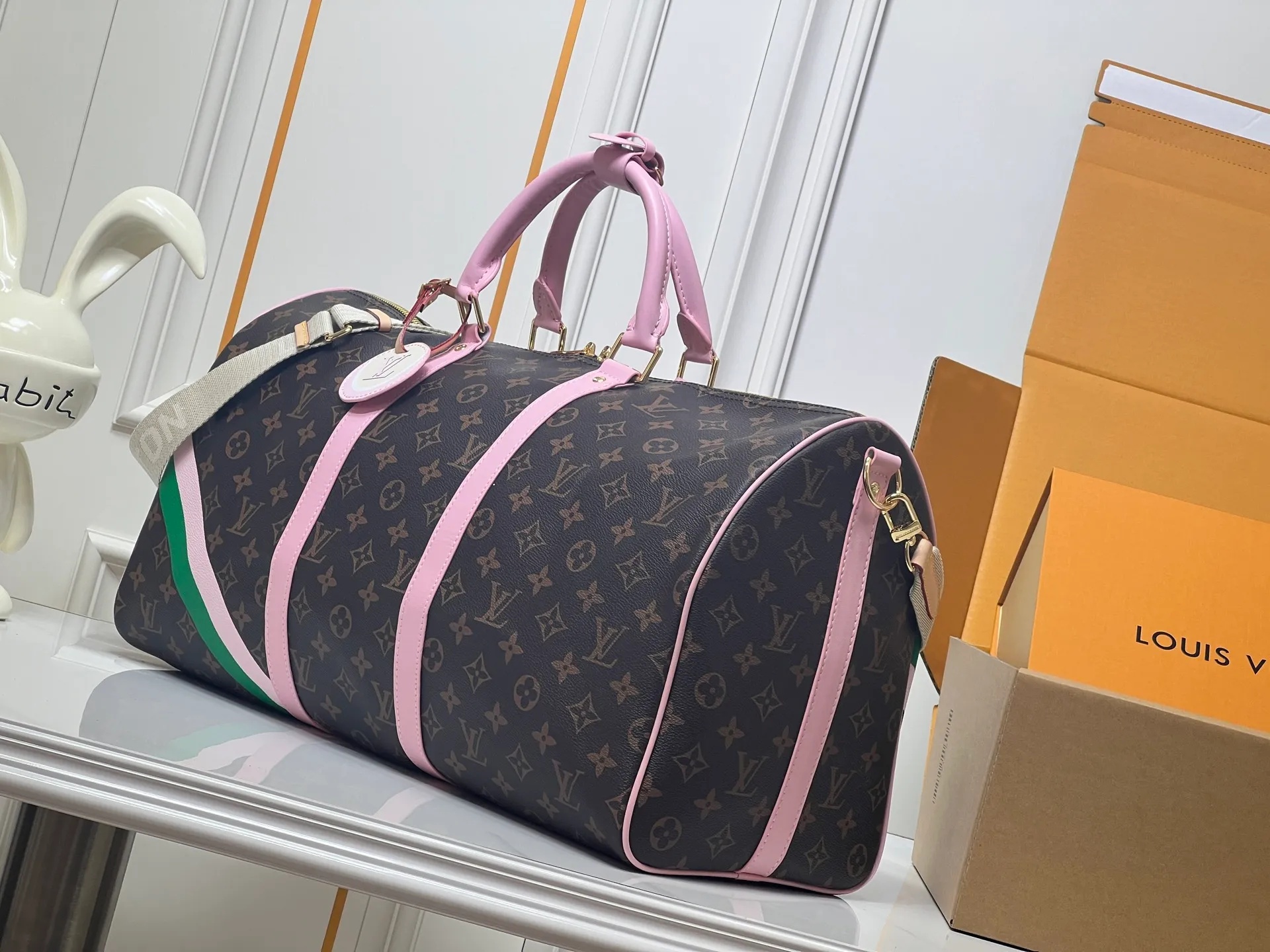 Batch 440💰M25822 M41416 This Keepall Bandouliere 45 travel bag is from the tennis series. It is a Monogram canvas bag decorated with colorful stripes and LV tennis-shaped decoration, with bright leather details. The carry-on size includes plenty of space, and the detachable shoulder strap makes it easy to carry on the shoulder or cross-body. Size: 45x27x20cm