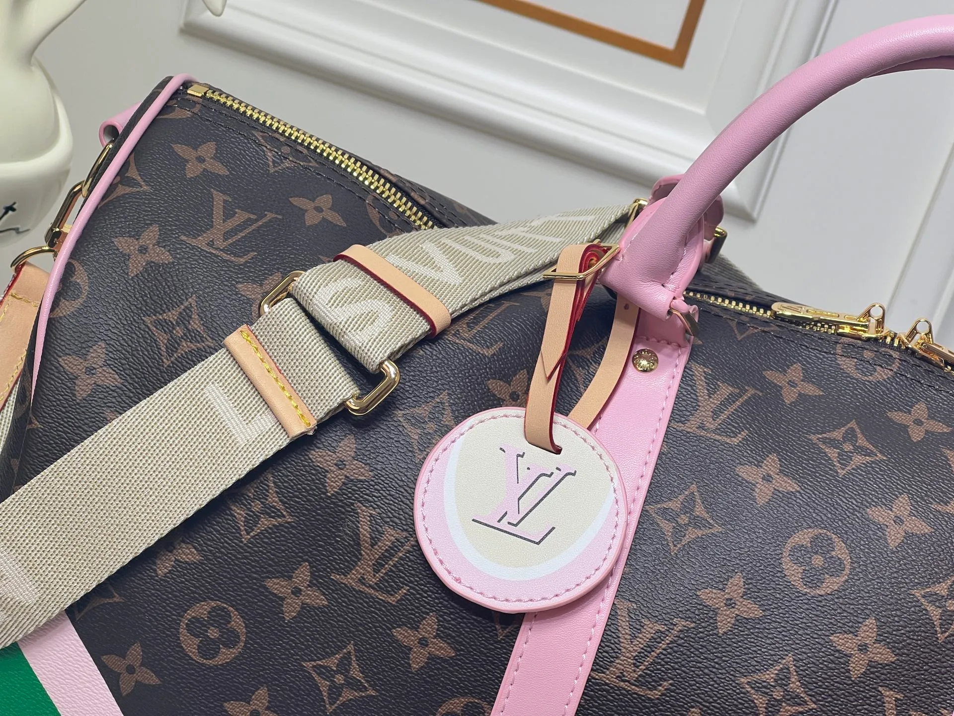 Batch 440💰M25822 M41416 This Keepall Bandouliere 45 travel bag is from the tennis series. It is a Monogram canvas bag decorated with colorful stripes and LV tennis-shaped decoration, with bright leather details. The carry-on size includes plenty of space, and the detachable shoulder strap makes it easy to carry on the shoulder or cross-body. Size: 45x27x20cm