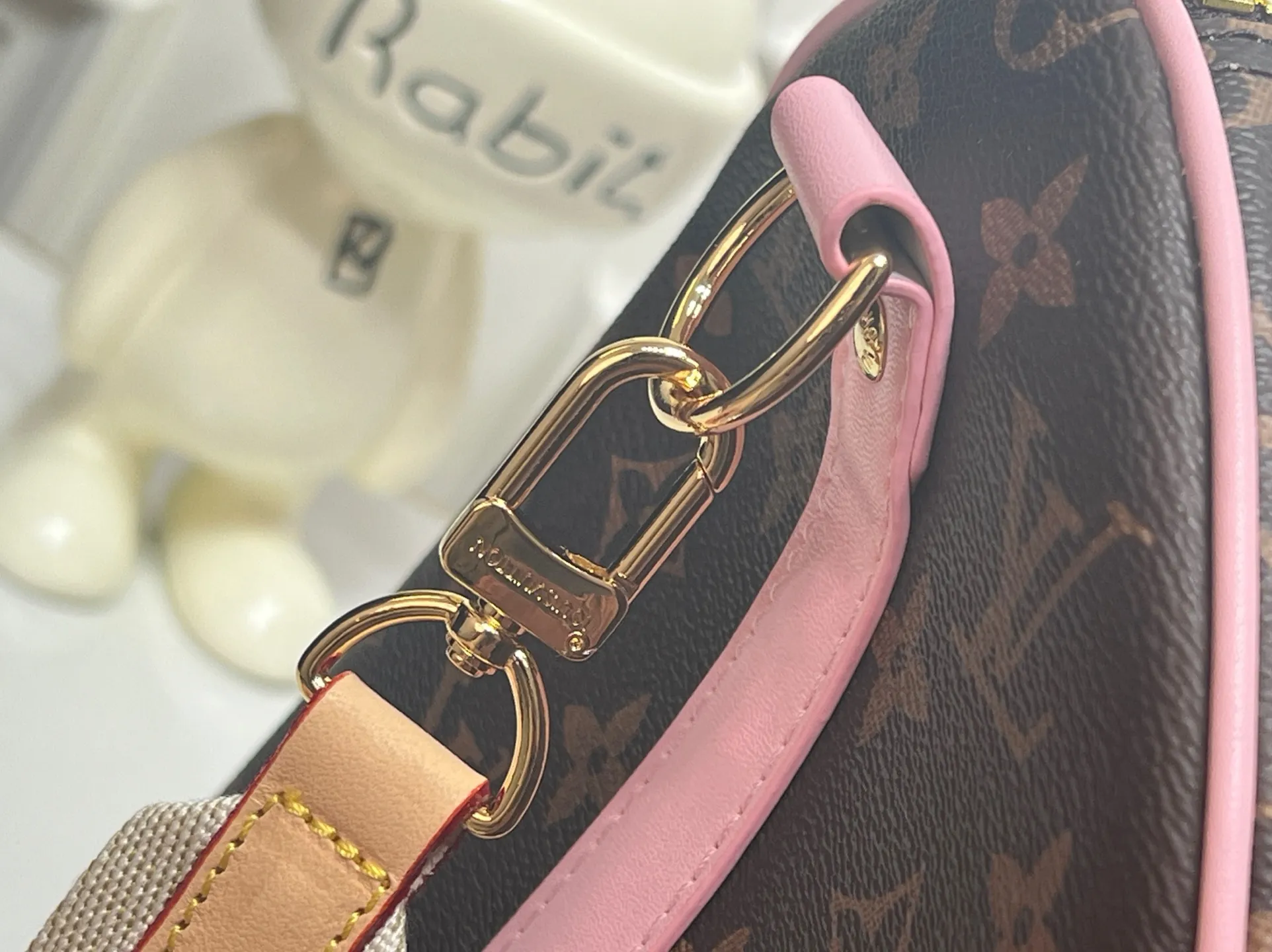 Batch 440💰M25822 M41416 This Keepall Bandouliere 45 travel bag is from the tennis series. It is a Monogram canvas bag decorated with colorful stripes and LV tennis-shaped decoration, with bright leather details. The carry-on size includes plenty of space, and the detachable shoulder strap makes it easy to carry on the shoulder or cross-body. Size: 45x27x20cm
