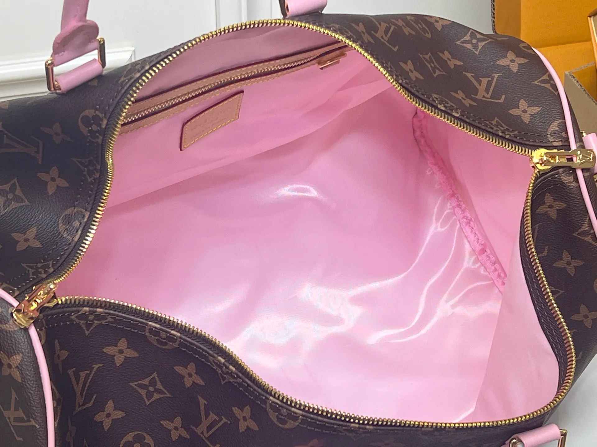 Batch 440💰M25822 M41416 This Keepall Bandouliere 45 travel bag is from the tennis series. It is a Monogram canvas bag decorated with colorful stripes and LV tennis-shaped decoration, with bright leather details. The carry-on size includes plenty of space, and the detachable shoulder strap makes it easy to carry on the shoulder or cross-body. Size: 45x27x20cm