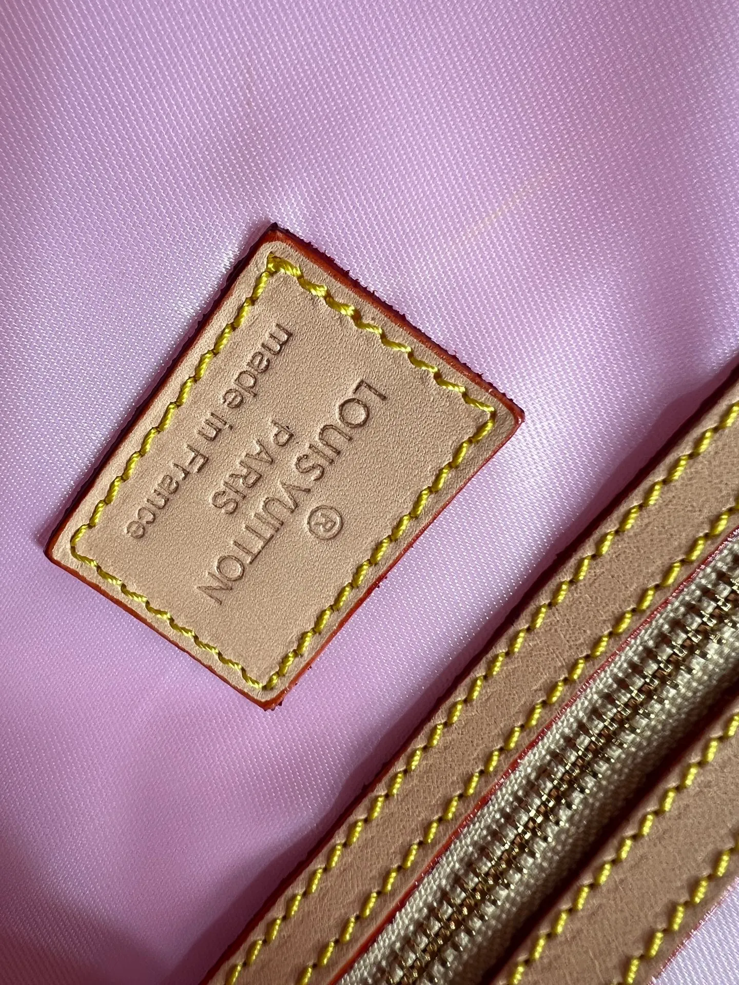 Batch 440💰M25822 M41416 This Keepall Bandouliere 45 travel bag is from the tennis series. It is a Monogram canvas bag decorated with colorful stripes and LV tennis-shaped decoration, with bright leather details. The carry-on size includes plenty of space, and the detachable shoulder strap makes it easy to carry on the shoulder or cross-body. Size: 45x27x20cm