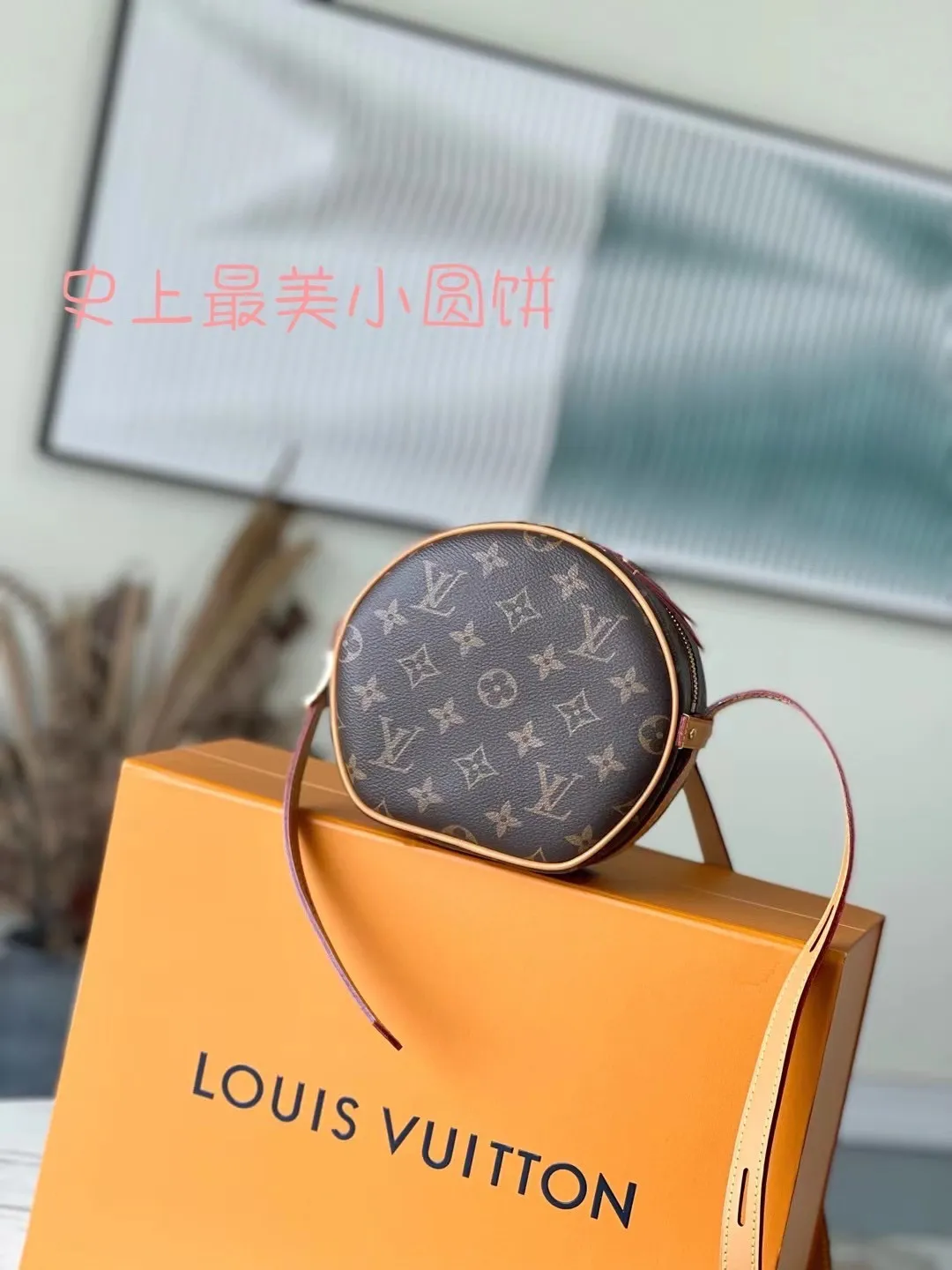 💰740 Top Original Order M45149 Nicolas Ghesquière revisits the brand’s travel tradition in the spring and summer of 2020 to create a pocket-sized version of the Boîte Chapeau Souple handbag. Trimmed with Monogram canvas and natural cowhide, it exudes casual elegance. The compact "hat box bag" has plenty of space inside, making it easy to travel with your daily needs. Dimensions: 17.0 x 16.0 x 7.0 cm