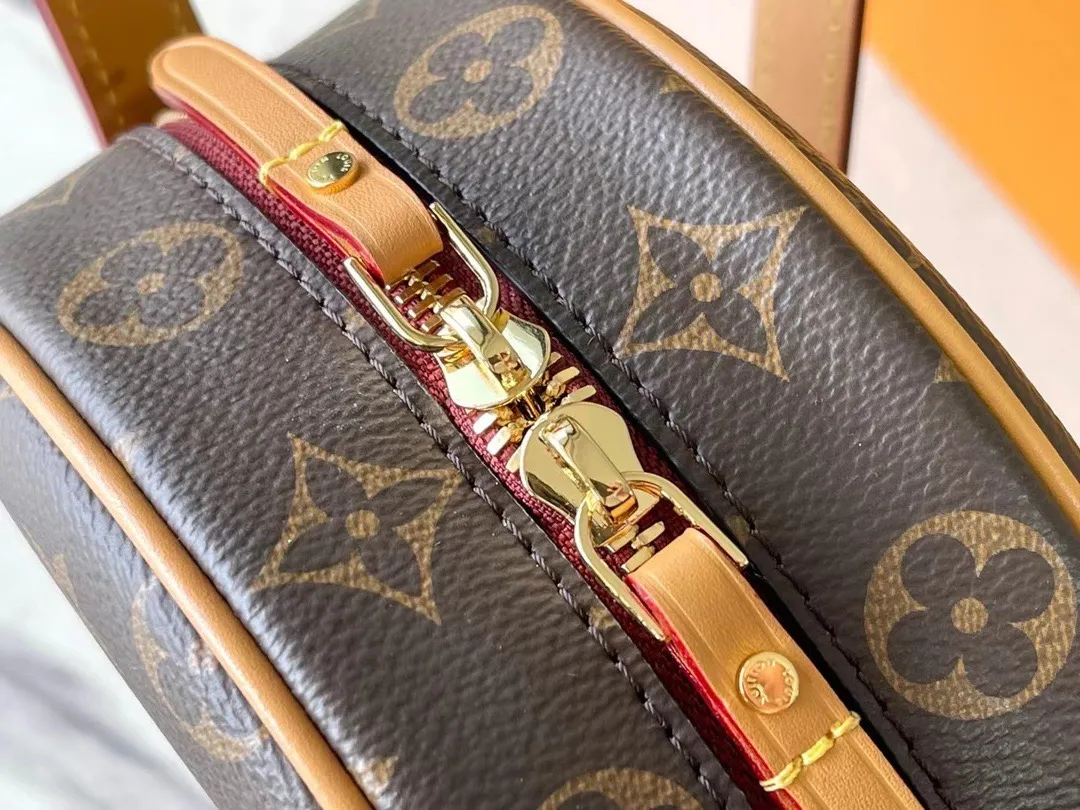 💰740 Top Original Order M45149 Nicolas Ghesquière revisits the brand’s travel tradition in the spring and summer of 2020 to create a pocket-sized version of the Boîte Chapeau Souple handbag. Trimmed with Monogram canvas and natural cowhide, it exudes casual elegance. The compact "hat box bag" has plenty of space inside, making it easy to travel with your daily needs. Dimensions: 17.0 x 16.0 x 7.0 cm