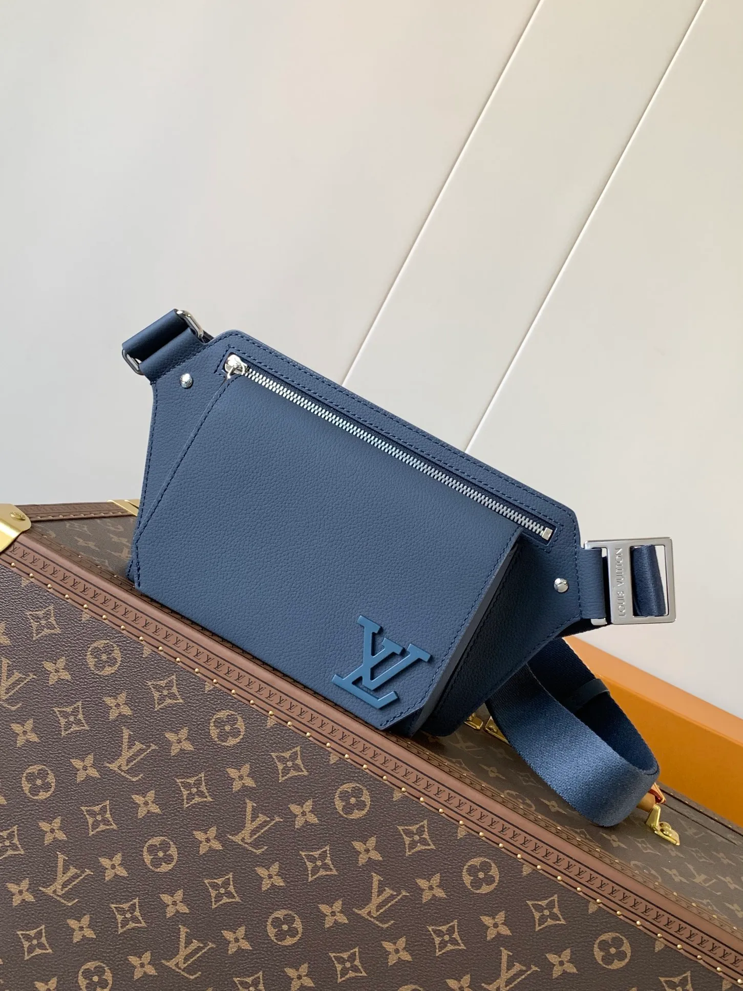 💰940 (first-grain leather) top original order M57081 black M21364 blue M21364 gray green M21364 military green top original order transcoding chip exclusive original order The new LV Aerogram shoulder bag is made of fine grained cow leather to create a minimalist design, allowing fashionistas to free their hands, with a metal LV logo and a shoulder strap derived from the brand's traditional hard case. An obtuse flap and magnetic closure open the generous main compartment, and a zippered pocket adds an extra layer of protection. 30.0 x 16.0 x 3.0 cm (Length x Height x Width) • LV Aerogram cow leather • Cow leather trim • Textile lining • Metal hardware • Metal lettering logo • Flap front pocket with magnetic closure • Zip outer compartment • Shoulder strap: non-detachable, adjustable • Half-length strap: 36.0 cm • Half-length strap adjustable to: 53.0 cm