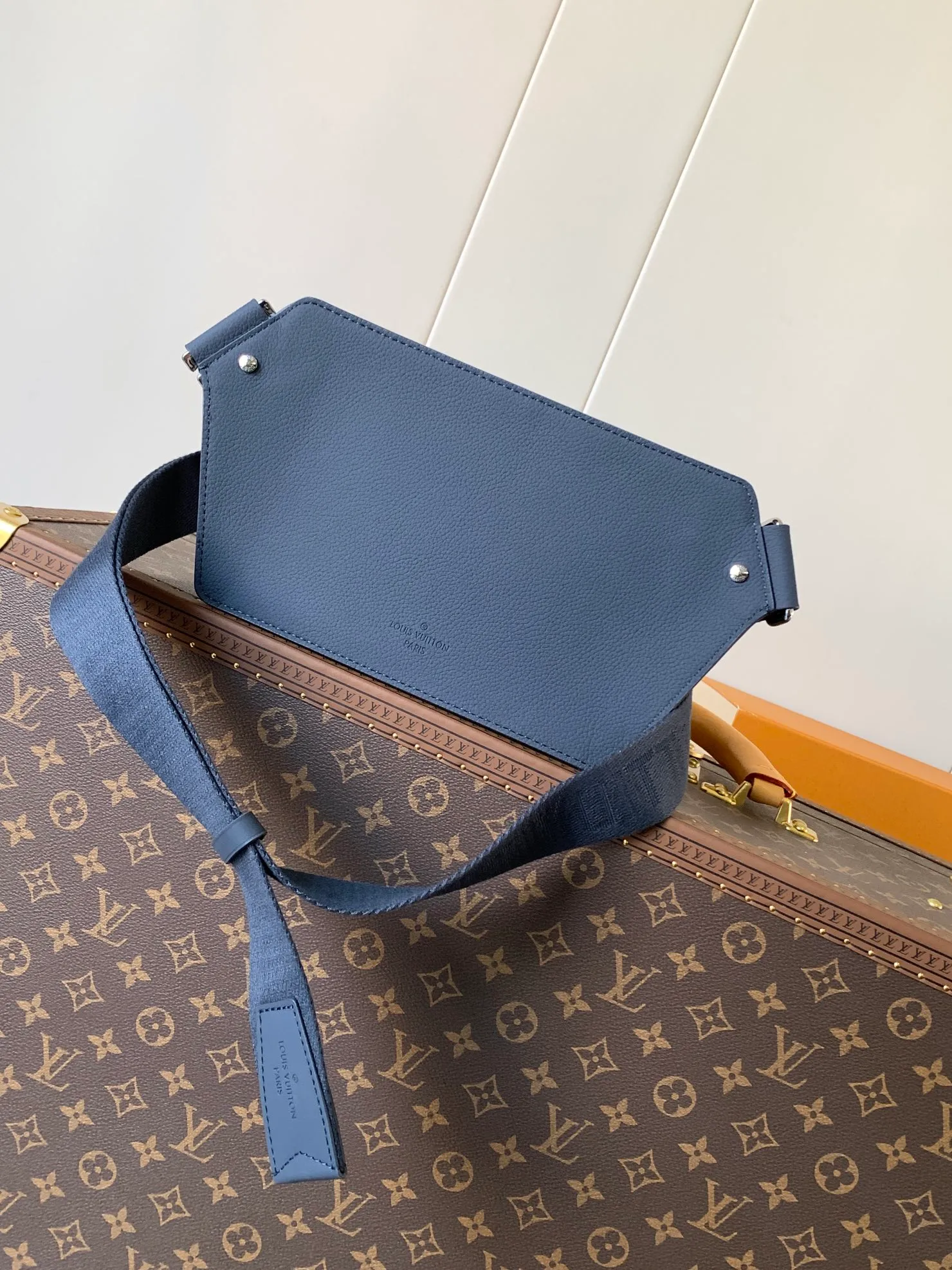 💰940 (first-grain leather) top original order M57081 black M21364 blue M21364 gray green M21364 military green top original order transcoding chip exclusive original order The new LV Aerogram shoulder bag is made of fine grained cow leather to create a minimalist design, allowing fashionistas to free their hands, with a metal LV logo and a shoulder strap derived from the brand's traditional hard case. An obtuse flap and magnetic closure open the generous main compartment, and a zippered pocket adds an extra layer of protection. 30.0 x 16.0 x 3.0 cm (Length x Height x Width) • LV Aerogram cow leather • Cow leather trim • Textile lining • Metal hardware • Metal lettering logo • Flap front pocket with magnetic closure • Zip outer compartment • Shoulder strap: non-detachable, adjustable • Half-length strap: 36.0 cm • Half-length strap adjustable to: 53.0 cm