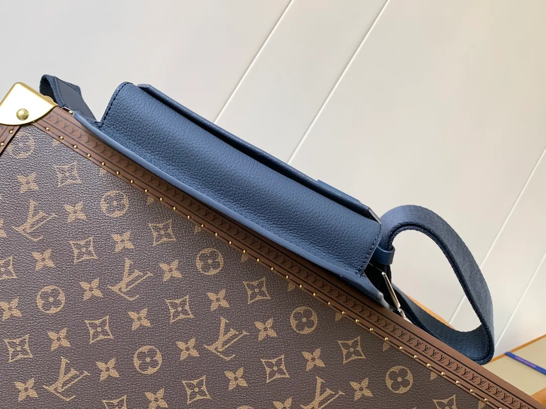 💰940 (first-grain leather) top original order M57081 black M21364 blue M21364 gray green M21364 military green top original order transcoding chip exclusive original order The new LV Aerogram shoulder bag is made of fine grained cow leather to create a minimalist design, allowing fashionistas to free their hands, with a metal LV logo and a shoulder strap derived from the brand's traditional hard case. An obtuse flap and magnetic closure open the generous main compartment, and a zippered pocket adds an extra layer of protection. 30.0 x 16.0 x 3.0 cm (Length x Height x Width) • LV Aerogram cow leather • Cow leather trim • Textile lining • Metal hardware • Metal lettering logo • Flap front pocket with magnetic closure • Zip outer compartment • Shoulder strap: non-detachable, adjustable • Half-length strap: 36.0 cm • Half-length strap adjustable to: 53.0 cm