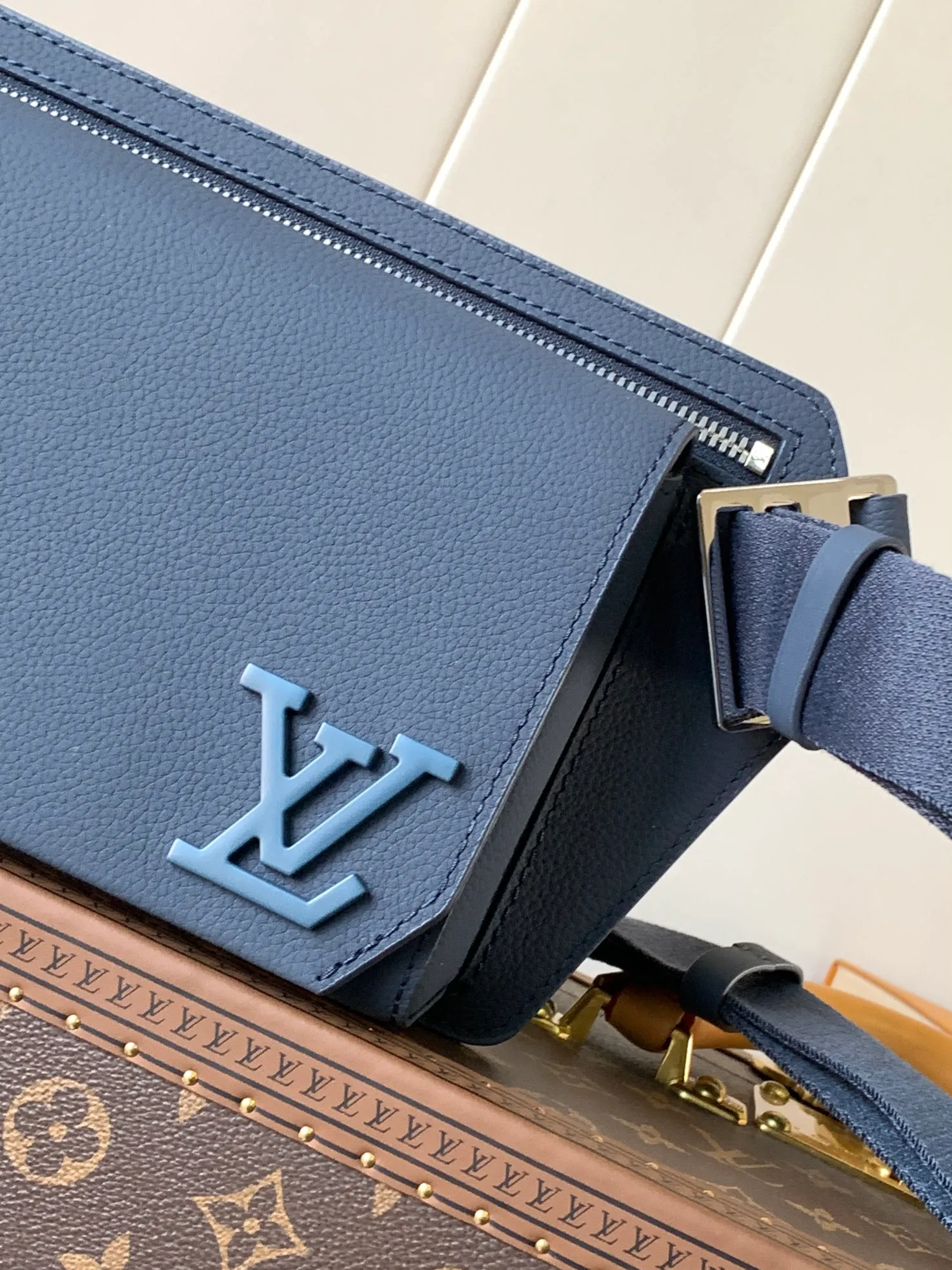 💰940 (first-grain leather) top original order M57081 black M21364 blue M21364 gray green M21364 military green top original order transcoding chip exclusive original order The new LV Aerogram shoulder bag is made of fine grained cow leather to create a minimalist design, allowing fashionistas to free their hands, with a metal LV logo and a shoulder strap derived from the brand's traditional hard case. An obtuse flap and magnetic closure open the generous main compartment, and a zippered pocket adds an extra layer of protection. 30.0 x 16.0 x 3.0 cm (Length x Height x Width) • LV Aerogram cow leather • Cow leather trim • Textile lining • Metal hardware • Metal lettering logo • Flap front pocket with magnetic closure • Zip outer compartment • Shoulder strap: non-detachable, adjustable • Half-length strap: 36.0 cm • Half-length strap adjustable to: 53.0 cm