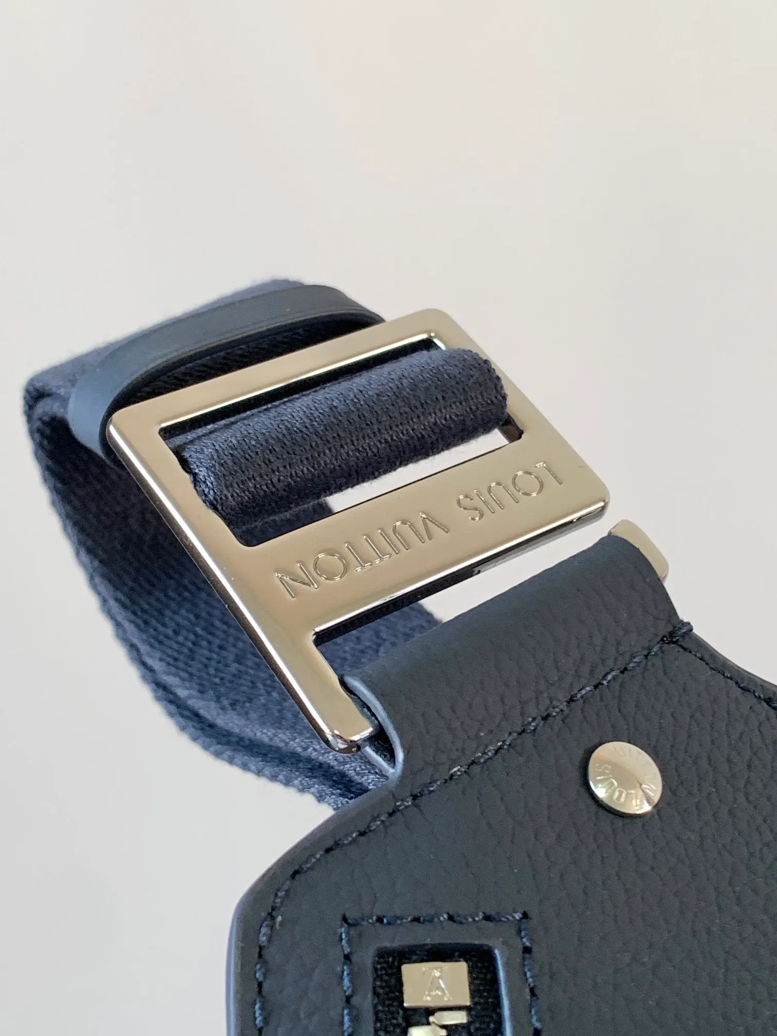 💰940 (first-grain leather) top original order M57081 black M21364 blue M21364 gray green M21364 military green top original order transcoding chip exclusive original order The new LV Aerogram shoulder bag is made of fine grained cow leather to create a minimalist design, allowing fashionistas to free their hands, with a metal LV logo and a shoulder strap derived from the brand's traditional hard case. An obtuse flap and magnetic closure open the generous main compartment, and a zippered pocket adds an extra layer of protection. 30.0 x 16.0 x 3.0 cm (Length x Height x Width) • LV Aerogram cow leather • Cow leather trim • Textile lining • Metal hardware • Metal lettering logo • Flap front pocket with magnetic closure • Zip outer compartment • Shoulder strap: non-detachable, adjustable • Half-length strap: 36.0 cm • Half-length strap adjustable to: 53.0 cm