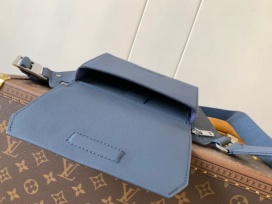 💰940 (first-grain leather) top original order M57081 black M21364 blue M21364 gray green M21364 military green top original order transcoding chip exclusive original order The new LV Aerogram shoulder bag is made of fine grained cow leather to create a minimalist design, allowing fashionistas to free their hands, with a metal LV logo and a shoulder strap derived from the brand's traditional hard case. An obtuse flap and magnetic closure open the generous main compartment, and a zippered pocket adds an extra layer of protection. 30.0 x 16.0 x 3.0 cm (Length x Height x Width) • LV Aerogram cow leather • Cow leather trim • Textile lining • Metal hardware • Metal lettering logo • Flap front pocket with magnetic closure • Zip outer compartment • Shoulder strap: non-detachable, adjustable • Half-length strap: 36.0 cm • Half-length strap adjustable to: 53.0 cm