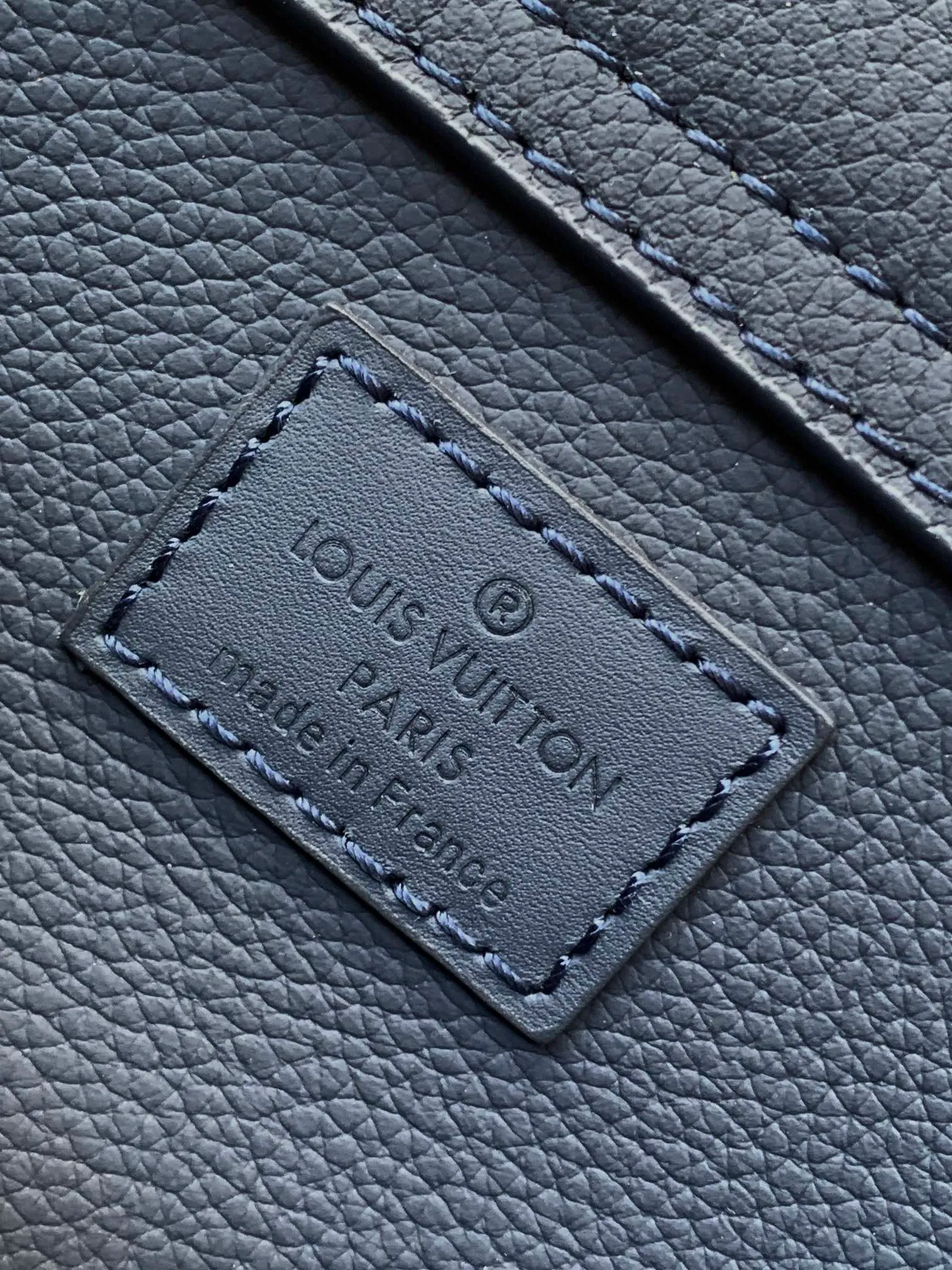 💰940 (first-grain leather) top original order M57081 black M21364 blue M21364 gray green M21364 military green top original order transcoding chip exclusive original order The new LV Aerogram shoulder bag is made of fine grained cow leather to create a minimalist design, allowing fashionistas to free their hands, with a metal LV logo and a shoulder strap derived from the brand's traditional hard case. An obtuse flap and magnetic closure open the generous main compartment, and a zippered pocket adds an extra layer of protection. 30.0 x 16.0 x 3.0 cm (Length x Height x Width) • LV Aerogram cow leather • Cow leather trim • Textile lining • Metal hardware • Metal lettering logo • Flap front pocket with magnetic closure • Zip outer compartment • Shoulder strap: non-detachable, adjustable • Half-length strap: 36.0 cm • Half-length strap adjustable to: 53.0 cm