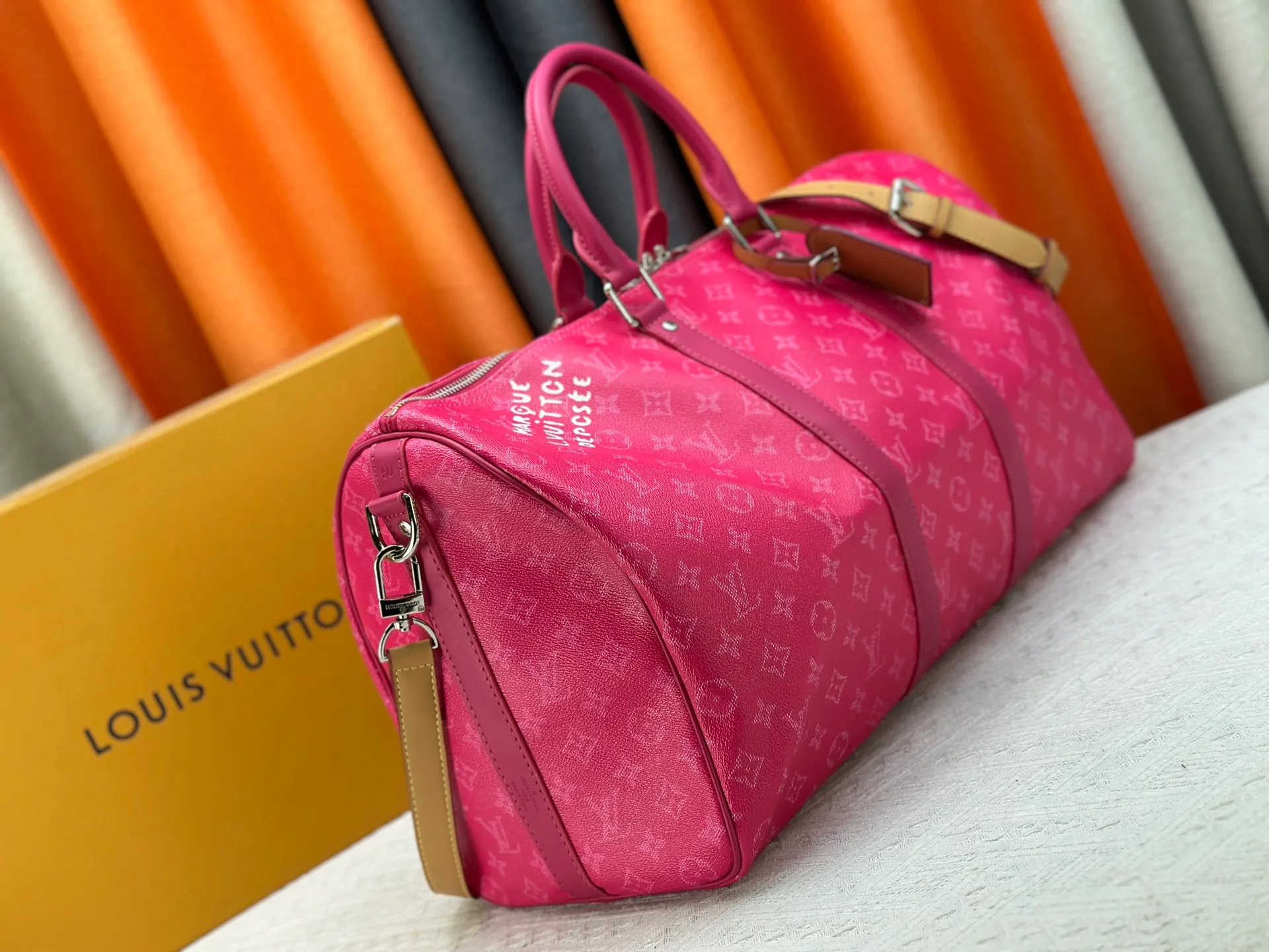 P340 Upgraded original M26864 M26865 M26866 This Keepall Bandoulière 50 travel bag is made of Monogram Heritage canvas dip-dyed in colorful colors, with cowhide trim, leather shoulder straps, removable leather nameplate and cotton lining. The Marque L.Vuitton Déposée logo pays homage to Louis Vuitton’s rich heritage.  29 x 23 x 50 cm (H x W x L) Monogram Heritage coated canvas Cow leather trim Textile lining Metal hardware Carry-on baggage dimensions Double zip closure Padlock Removable name tag Internal zip pocket Handles: Double handles