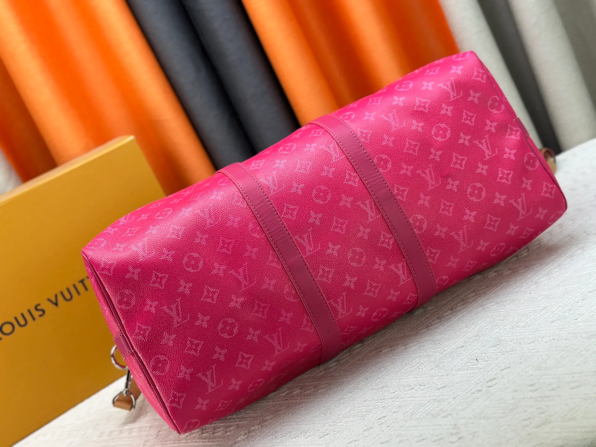P340 Upgraded original M26864 M26865 M26866 This Keepall Bandoulière 50 travel bag is made of Monogram Heritage canvas dip-dyed in colorful colors, with cowhide trim, leather shoulder straps, removable leather nameplate and cotton lining. The Marque L.Vuitton Déposée logo pays homage to Louis Vuitton’s rich heritage.  29 x 23 x 50 cm (H x W x L) Monogram Heritage coated canvas Cow leather trim Textile lining Metal hardware Carry-on baggage dimensions Double zip closure Padlock Removable name tag Internal zip pocket Handles: Double handles