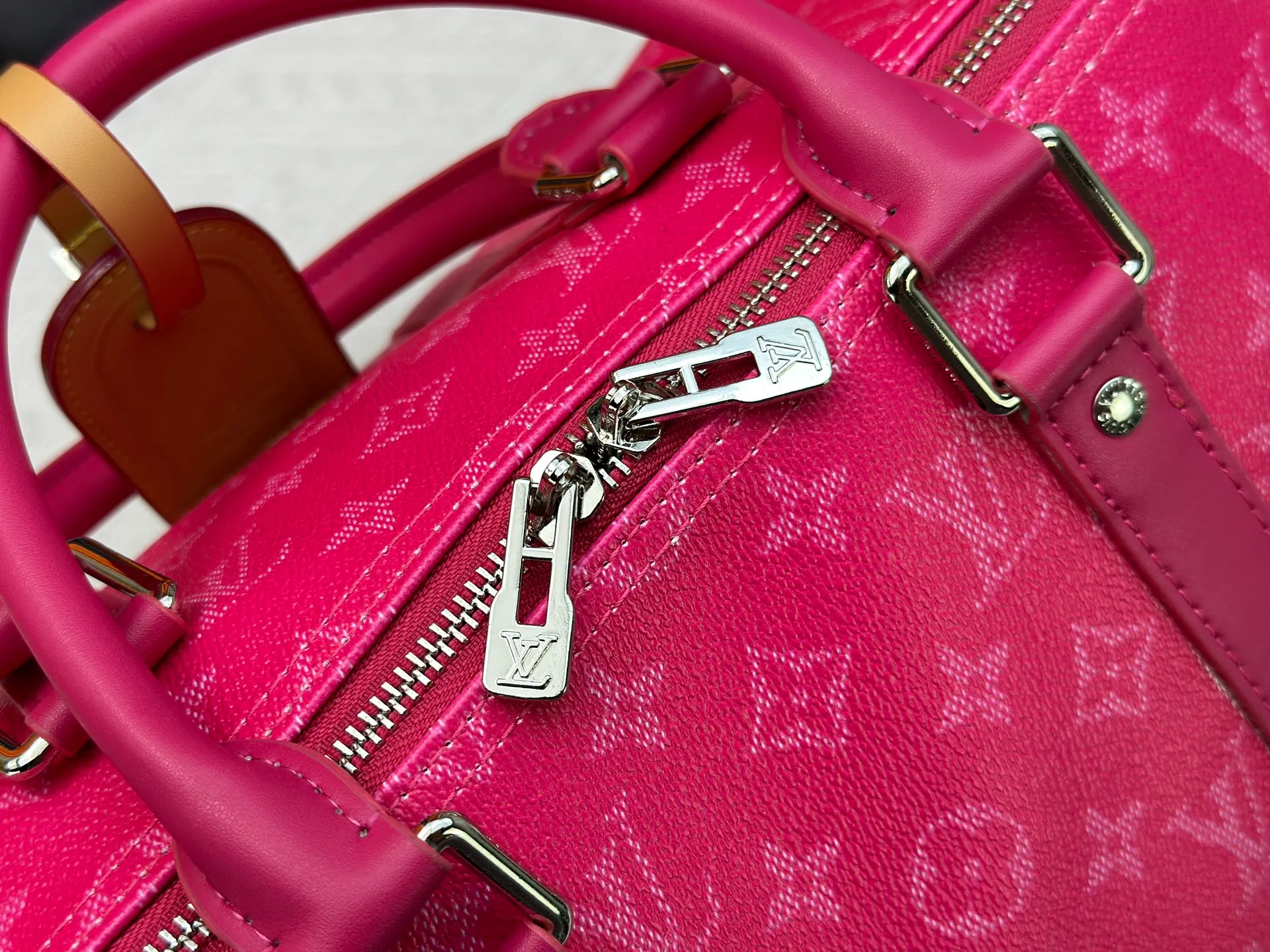 P340 Upgraded original M26864 M26865 M26866 This Keepall Bandoulière 50 travel bag is made of Monogram Heritage canvas dip-dyed in colorful colors, with cowhide trim, leather shoulder straps, removable leather nameplate and cotton lining. The Marque L.Vuitton Déposée logo pays homage to Louis Vuitton’s rich heritage.  29 x 23 x 50 cm (H x W x L) Monogram Heritage coated canvas Cow leather trim Textile lining Metal hardware Carry-on baggage dimensions Double zip closure Padlock Removable name tag Internal zip pocket Handles: Double handles