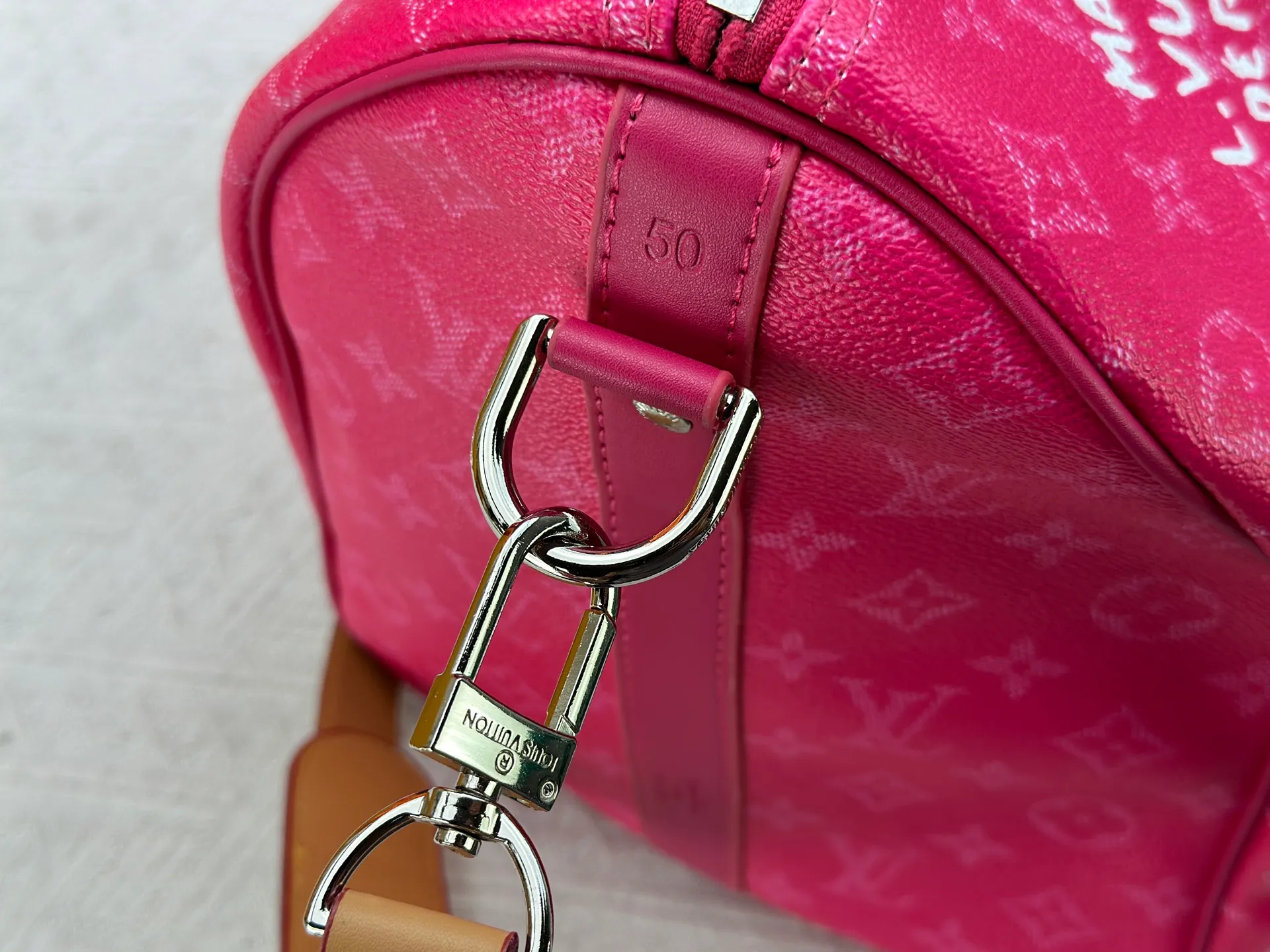 P340 Upgraded original M26864 M26865 M26866 This Keepall Bandoulière 50 travel bag is made of Monogram Heritage canvas dip-dyed in colorful colors, with cowhide trim, leather shoulder straps, removable leather nameplate and cotton lining. The Marque L.Vuitton Déposée logo pays homage to Louis Vuitton’s rich heritage.  29 x 23 x 50 cm (H x W x L) Monogram Heritage coated canvas Cow leather trim Textile lining Metal hardware Carry-on baggage dimensions Double zip closure Padlock Removable name tag Internal zip pocket Handles: Double handles
