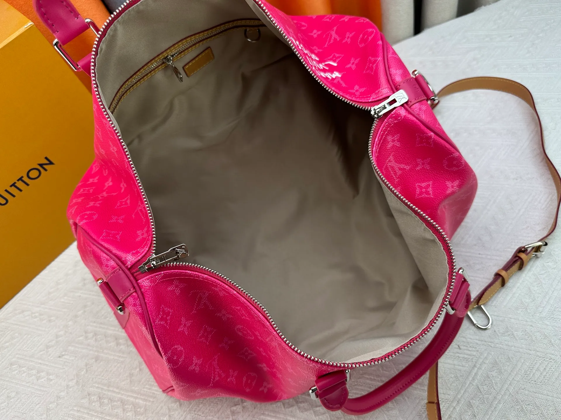 P340 Upgraded original M26864 M26865 M26866 This Keepall Bandoulière 50 travel bag is made of Monogram Heritage canvas dip-dyed in colorful colors, with cowhide trim, leather shoulder straps, removable leather nameplate and cotton lining. The Marque L.Vuitton Déposée logo pays homage to Louis Vuitton’s rich heritage.  29 x 23 x 50 cm (H x W x L) Monogram Heritage coated canvas Cow leather trim Textile lining Metal hardware Carry-on baggage dimensions Double zip closure Padlock Removable name tag Internal zip pocket Handles: Double handles