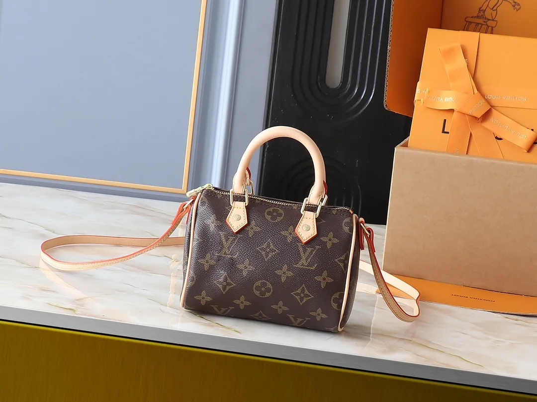 💰160💰Upgraded original M61252 presbyopia handbag👜The Nano Speedy handbag made of classic Monogram canvas exudes the ultimate femininity and is ideal for carrying your daily necessities. This handbag is a perfect mini version of the original Speedy handbag. It has exquisite stitching and is extremely light. It can easily accommodate your smartphone, credit card and keys. Size: 16X11X9CM