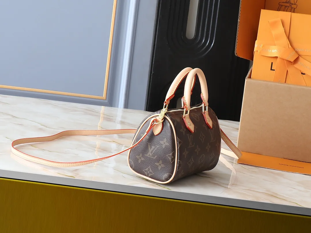 💰160💰Upgraded original M61252 presbyopia handbag👜The Nano Speedy handbag made of classic Monogram canvas exudes the ultimate femininity and is ideal for carrying your daily necessities. This handbag is a perfect mini version of the original Speedy handbag. It has exquisite stitching and is extremely light. It can easily accommodate your smartphone, credit card and keys. Size: 16X11X9CM